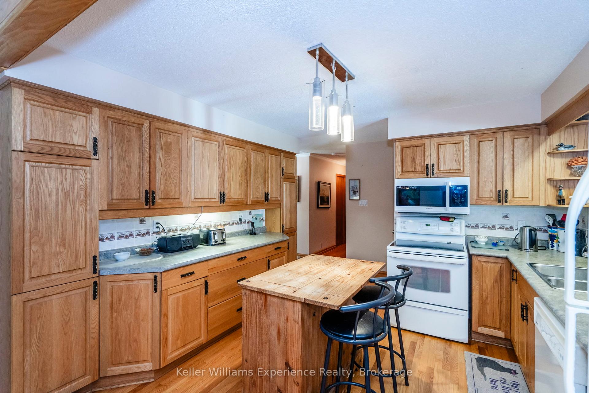 Photo 6 of 63 Lorne Avenue, Penetanguishene — HOMEH