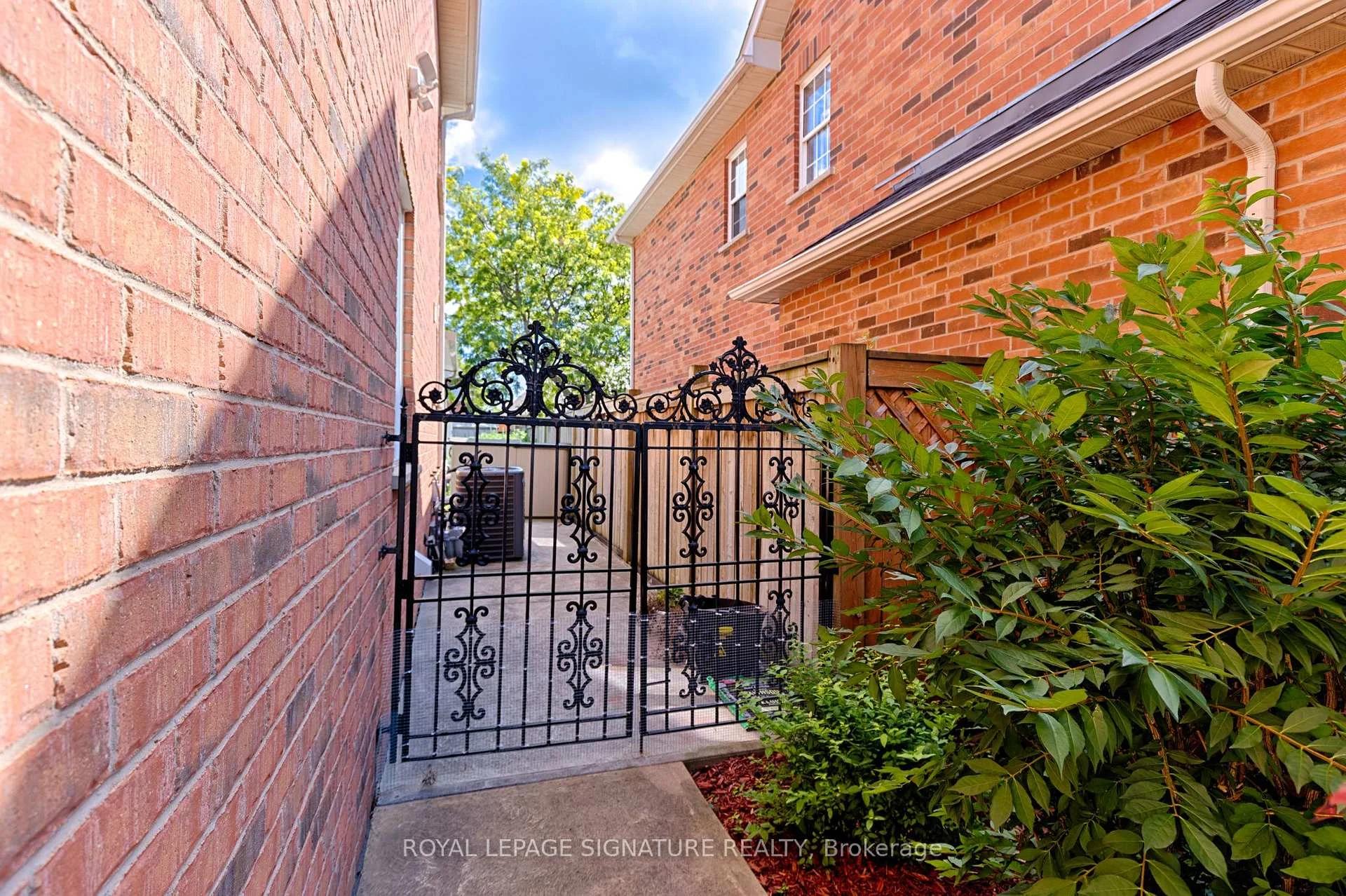 Photo 48 of 11 Downey Drive, Whitby, Brooklin — HOMEH