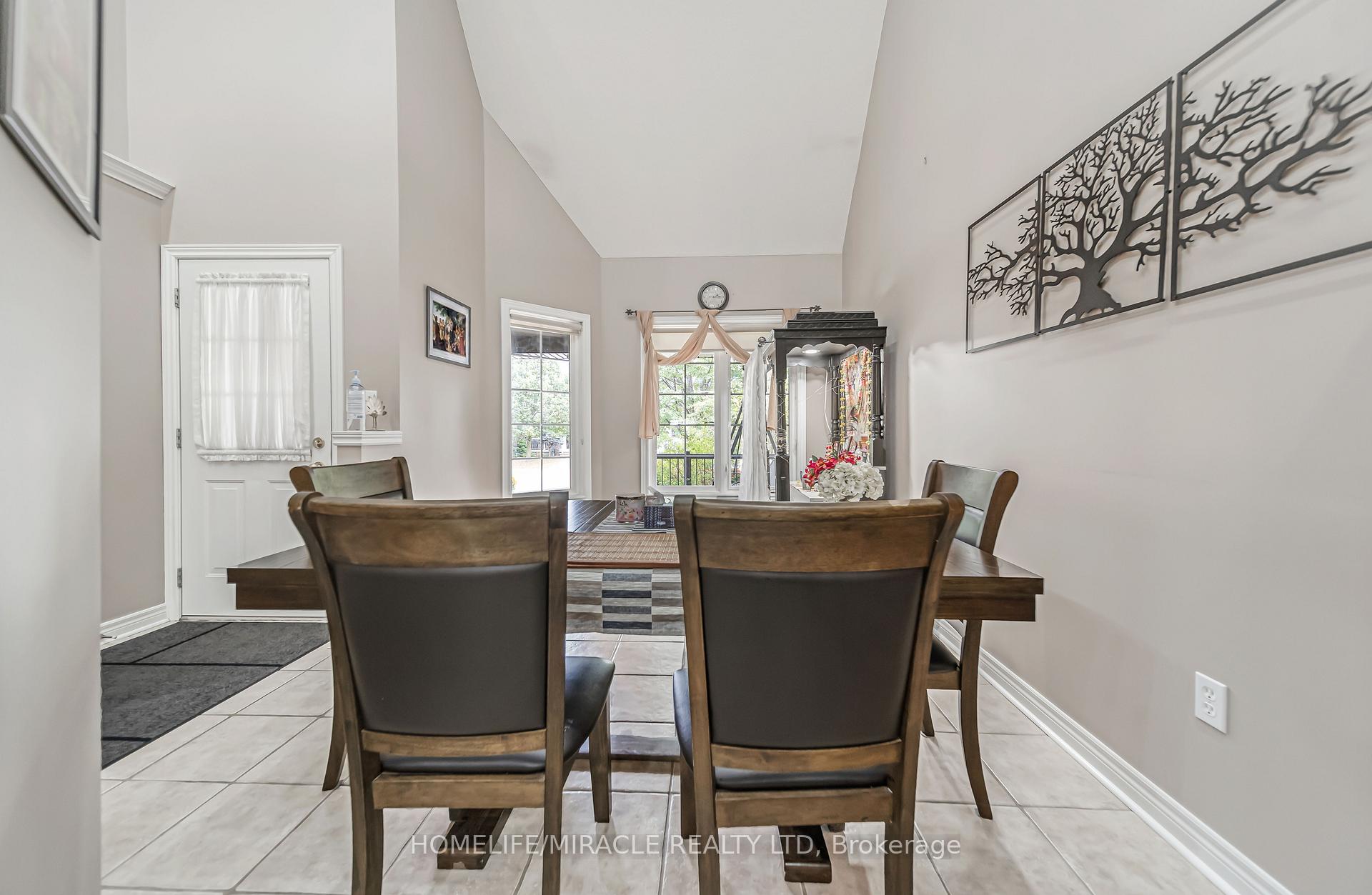 Photo 11 of 93 Lynch Circle, Guelph, Pineridge/Westminster Woods — HOMEH