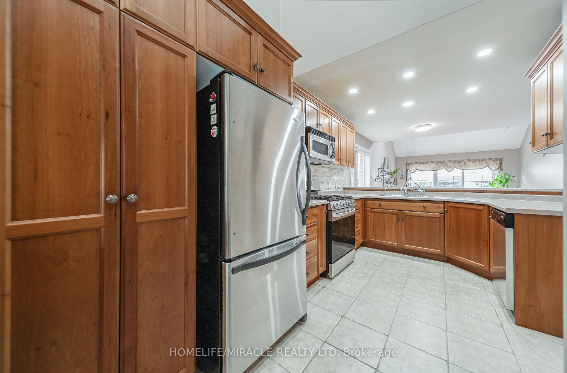 Photo 12 of 93 Lynch Circle, Guelph, Pineridge/Westminster Woods — HOMEH