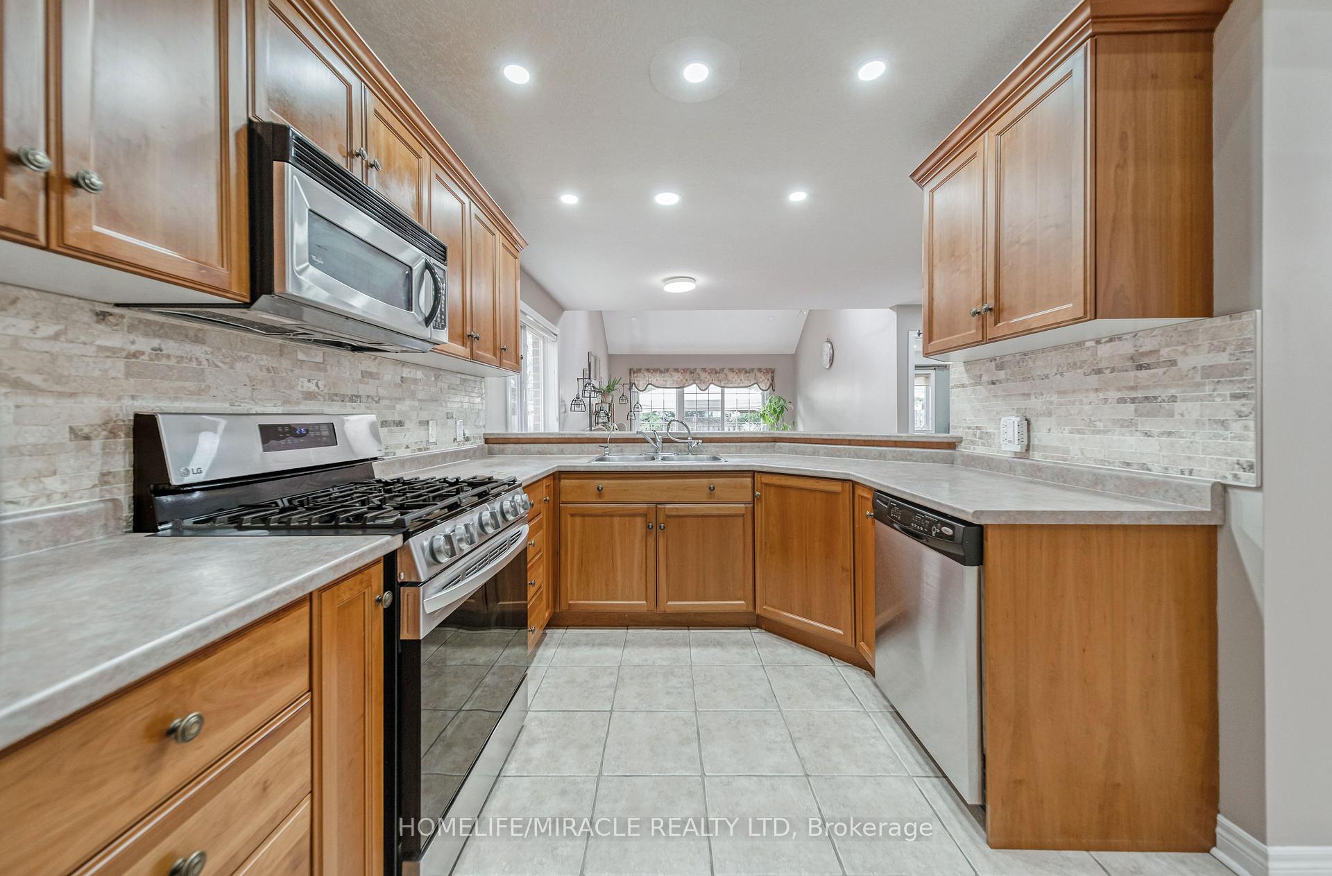 Photo 13 of 93 Lynch Circle, Guelph, Pineridge/Westminster Woods — HOMEH