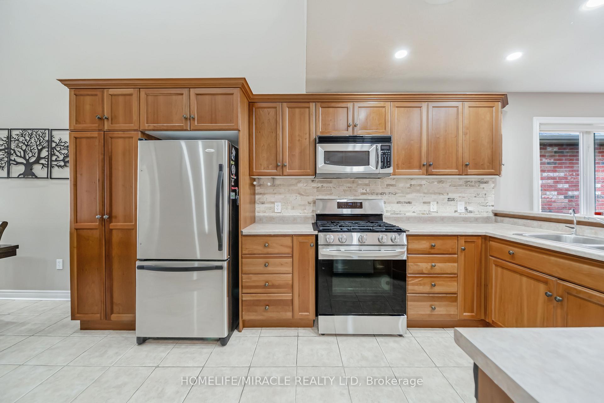 Photo 15 of 93 Lynch Circle, Guelph, Pineridge/Westminster Woods — HOMEH