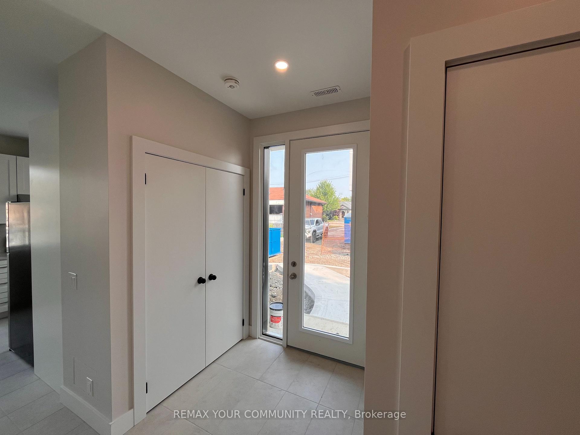 Photo 2 of Unit 3, 19 Cousins Drive, Aurora, Aurora Village — HOMEH