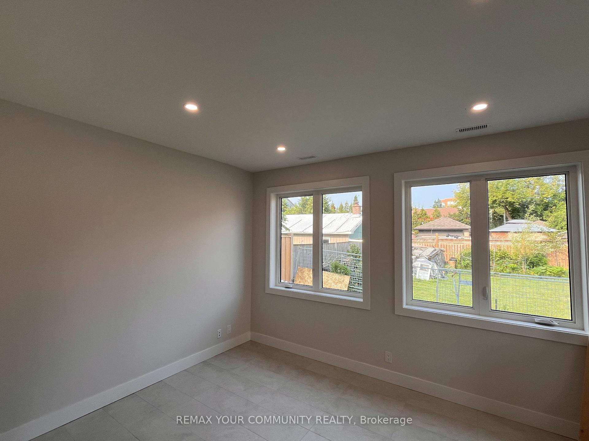 Photo 10 of Unit 3, 19 Cousins Drive, Aurora, Aurora Village — HOMEH