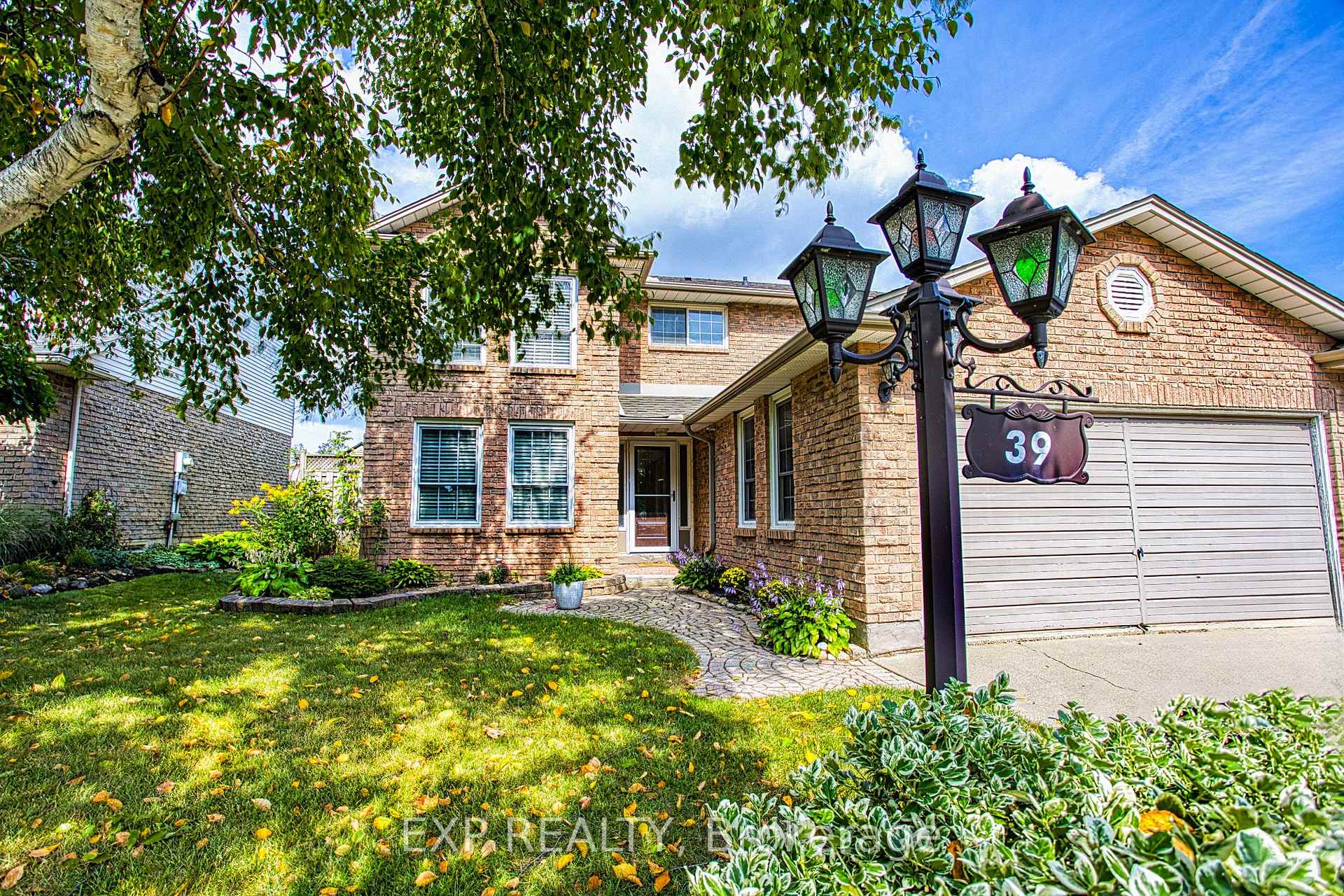 Photo 3 of 39 Ainsworth Street, Hamilton, Stoney Creek Mountain — HOMEH