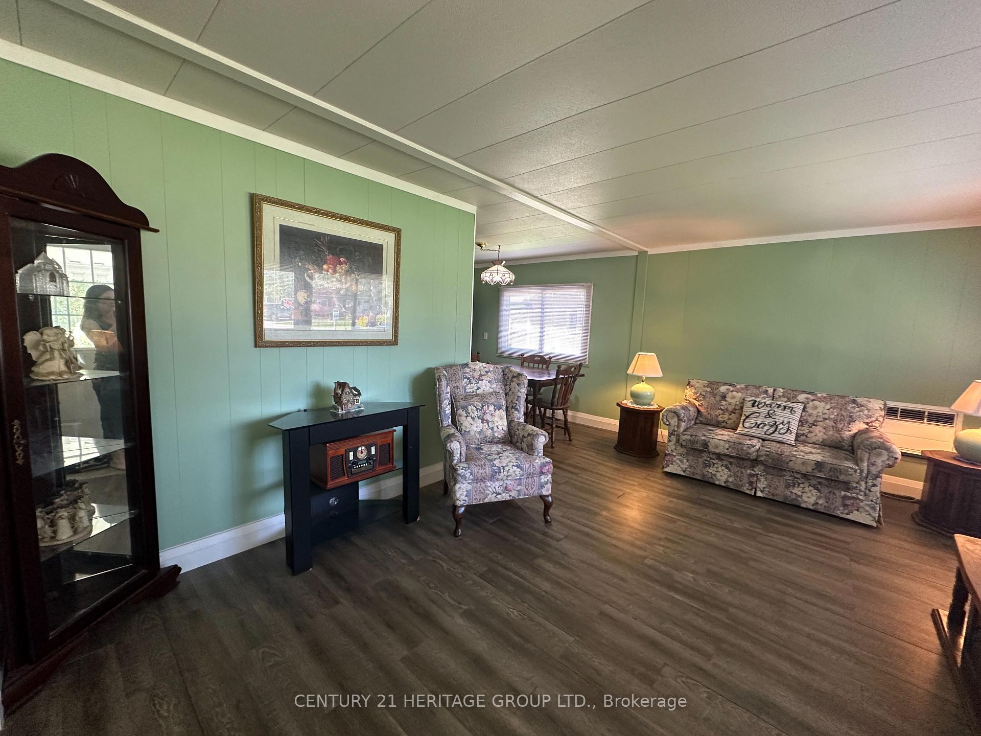 Photo 8 of 11 Maple Court, Innisfil, Rural Innisfil — HOMEH