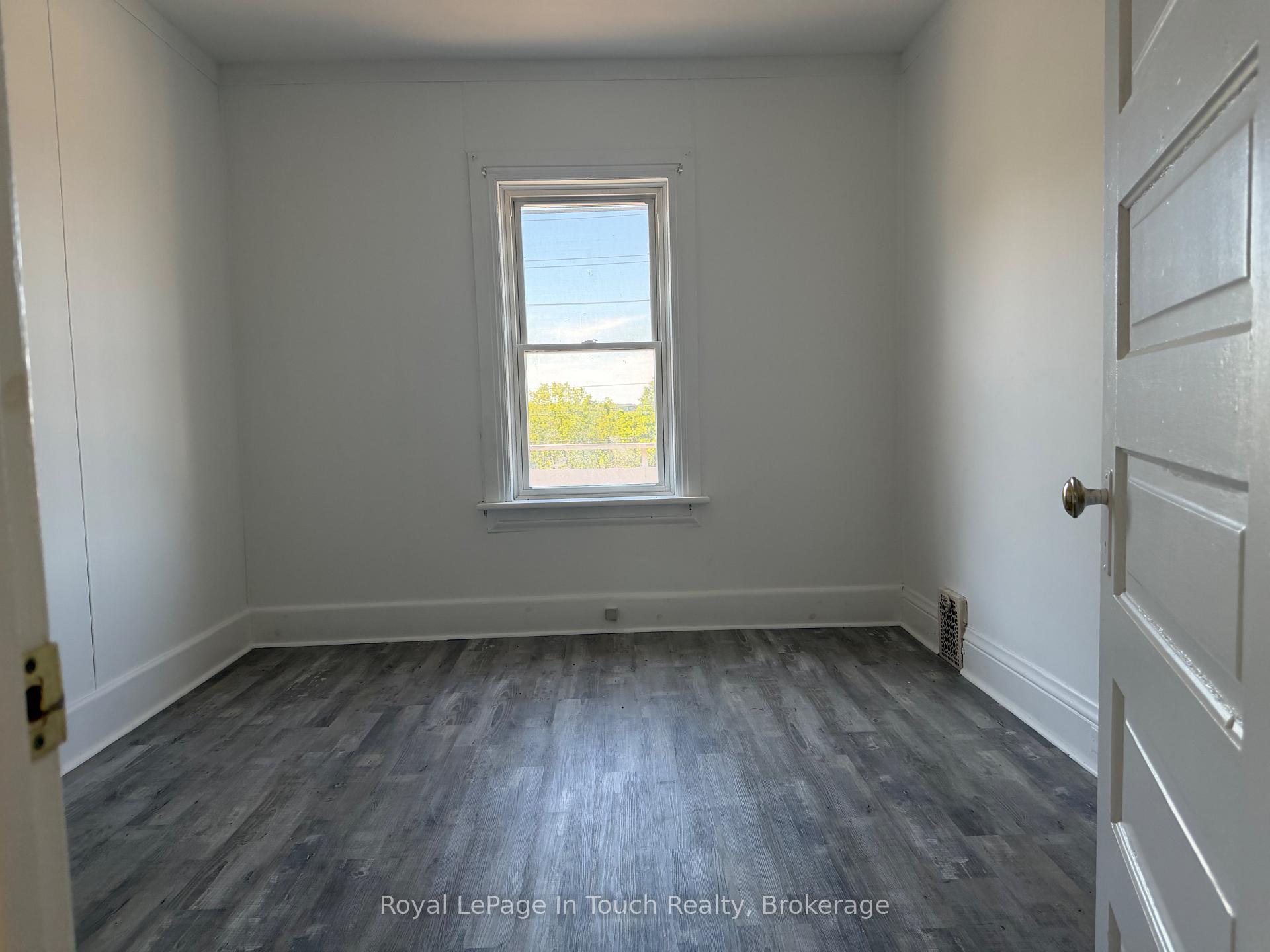Photo 17 of 519 Yonge Street, Midland — HOMEH
