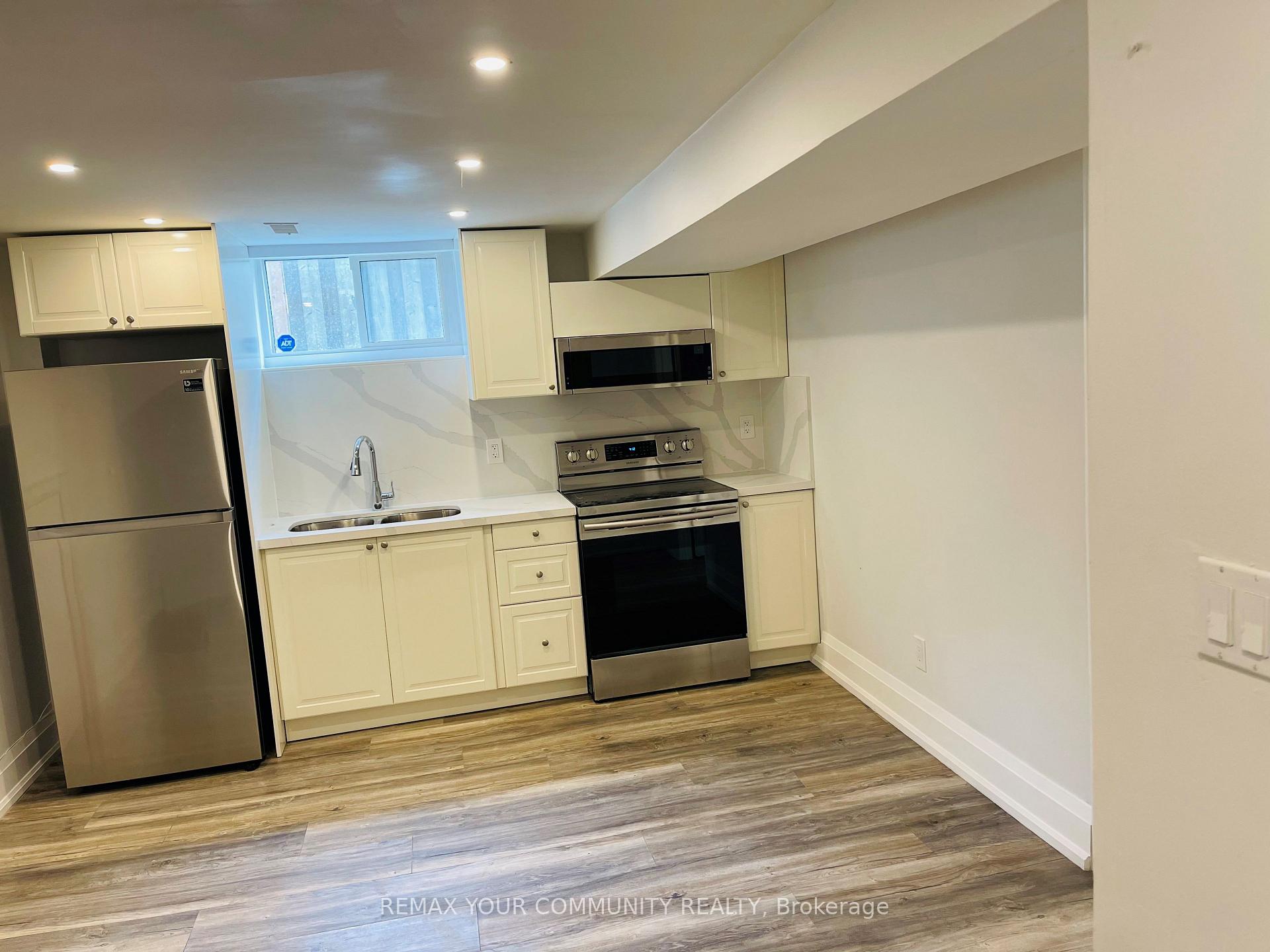 Photo 2 of 32 Kitimat Crescent, Aurora, Aurora Heights — HOMEH