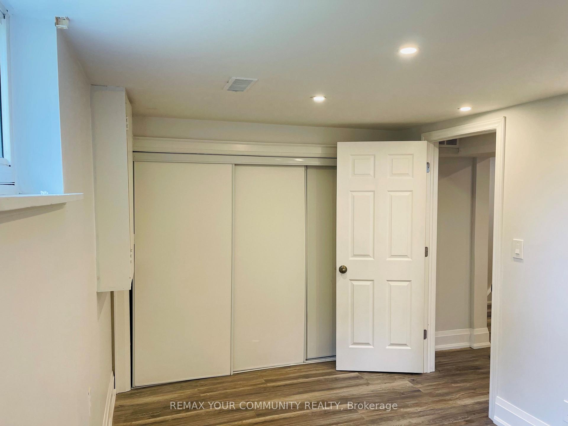 Photo 5 of 32 Kitimat Crescent, Aurora, Aurora Heights — HOMEH