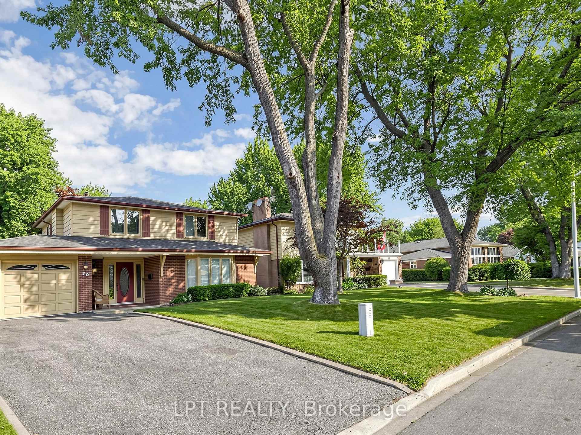Photo 4 of 70 Roberts Crescent, Brampton, Brampton East — HOMEH