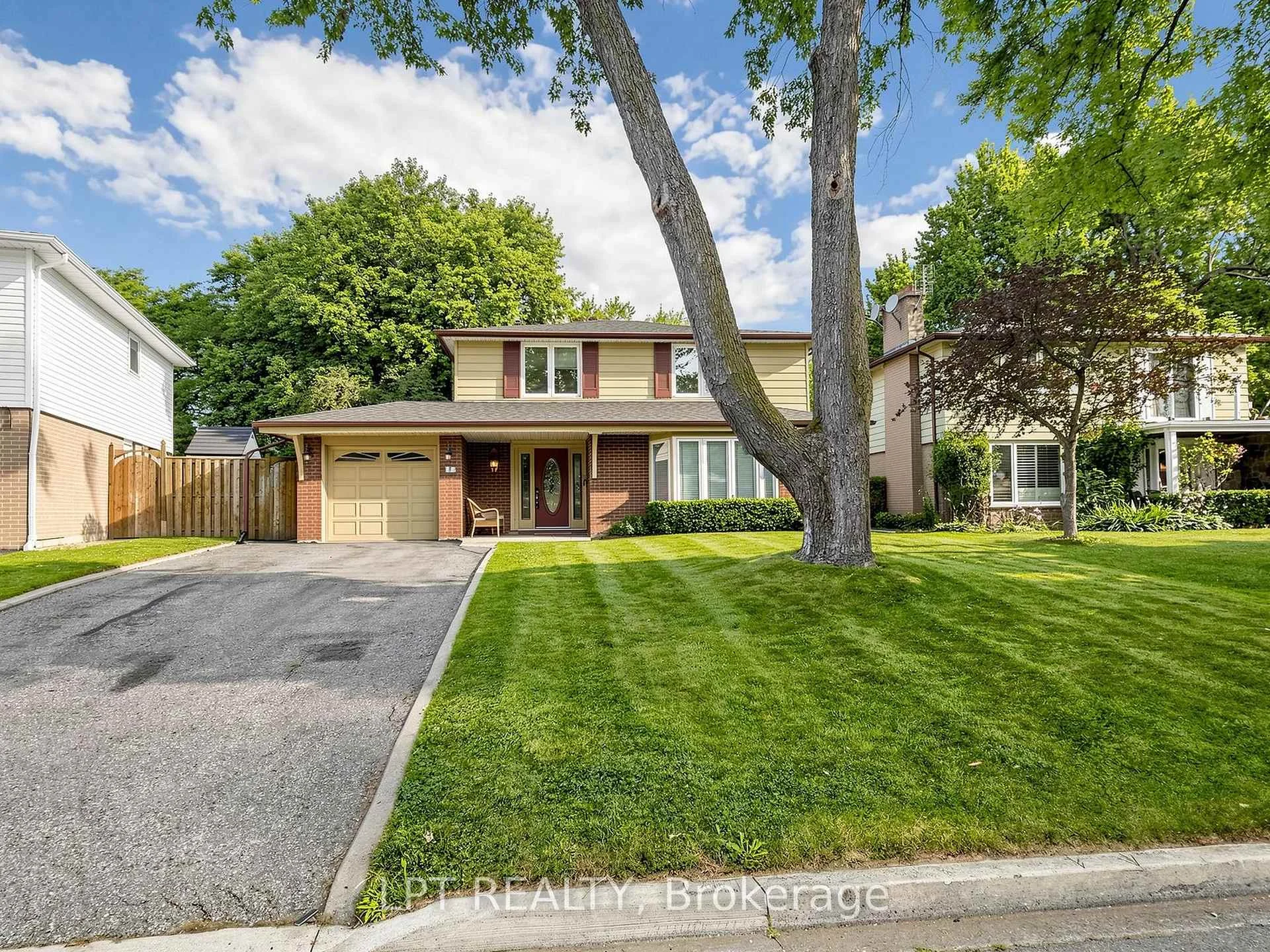 Photo 2 of 70 Roberts Crescent, Brampton, Brampton East — HOMEH