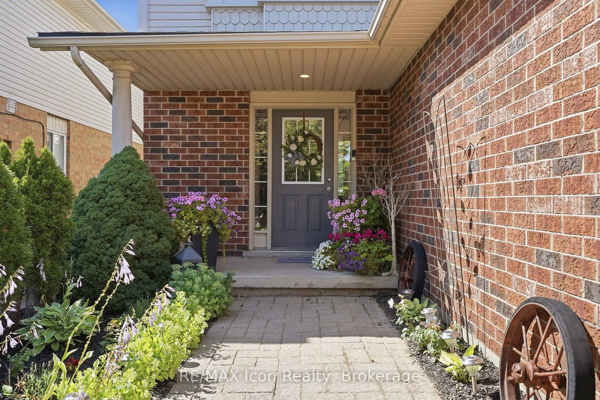 Photo 2 of 43 Moffatt Lane, Guelph, Clairfields/Hanlon Business Park — HOMEH