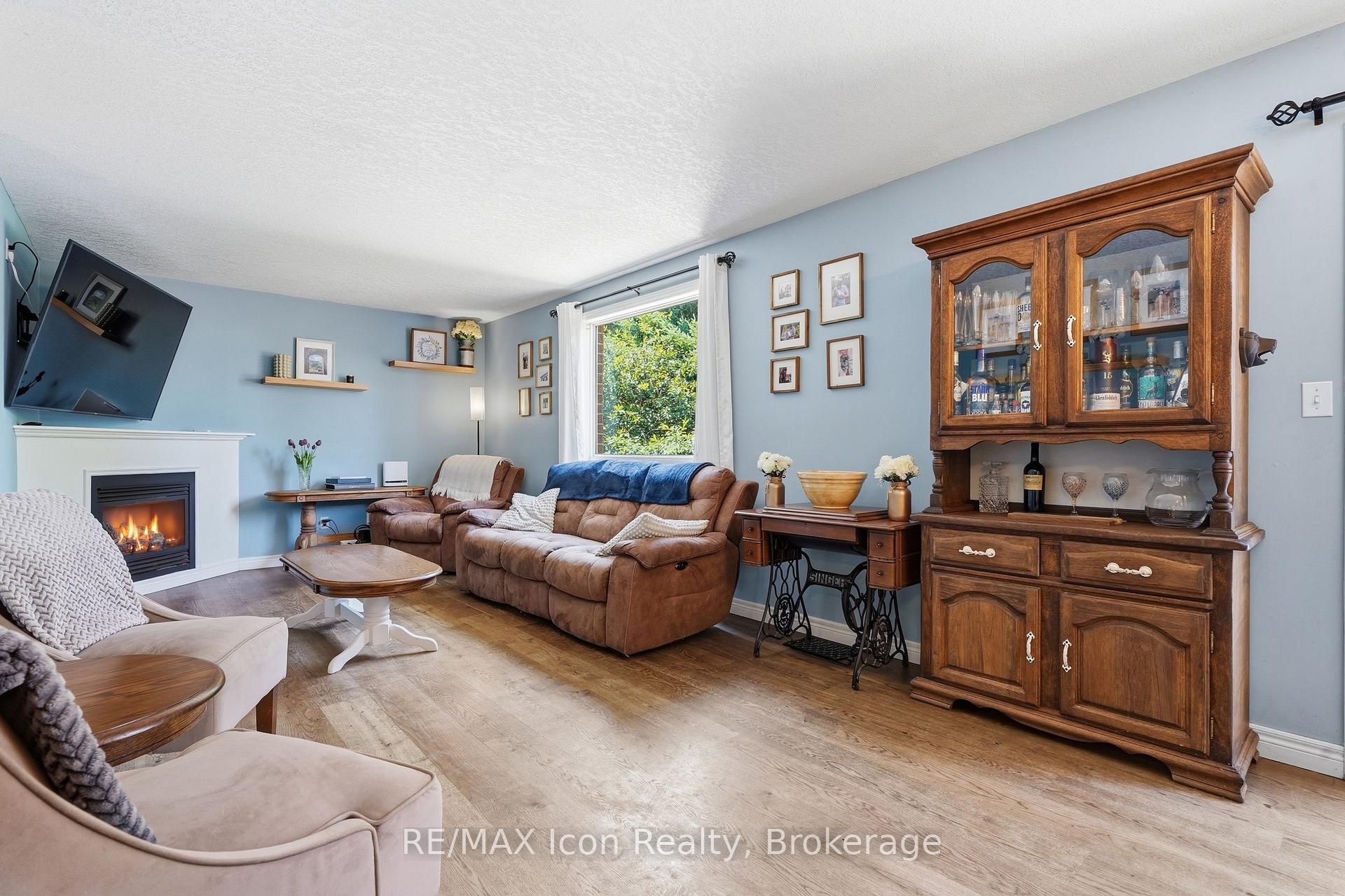 Photo 5 of 43 Moffatt Lane, Guelph, Clairfields/Hanlon Business Park — HOMEH