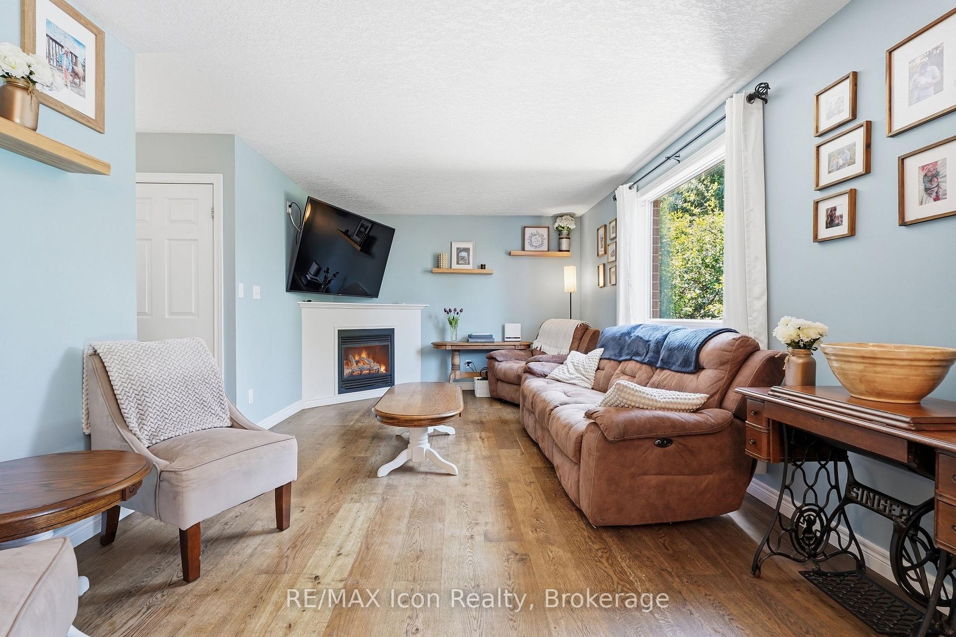 Photo 6 of 43 Moffatt Lane, Guelph, Clairfields/Hanlon Business Park — HOMEH