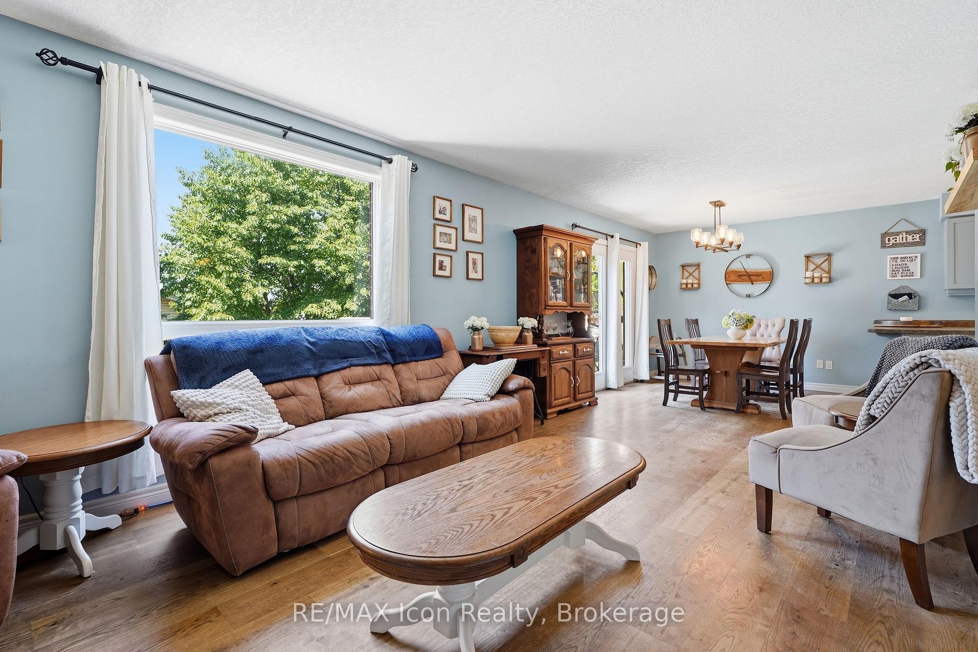 Photo 7 of 43 Moffatt Lane, Guelph, Clairfields/Hanlon Business Park — HOMEH