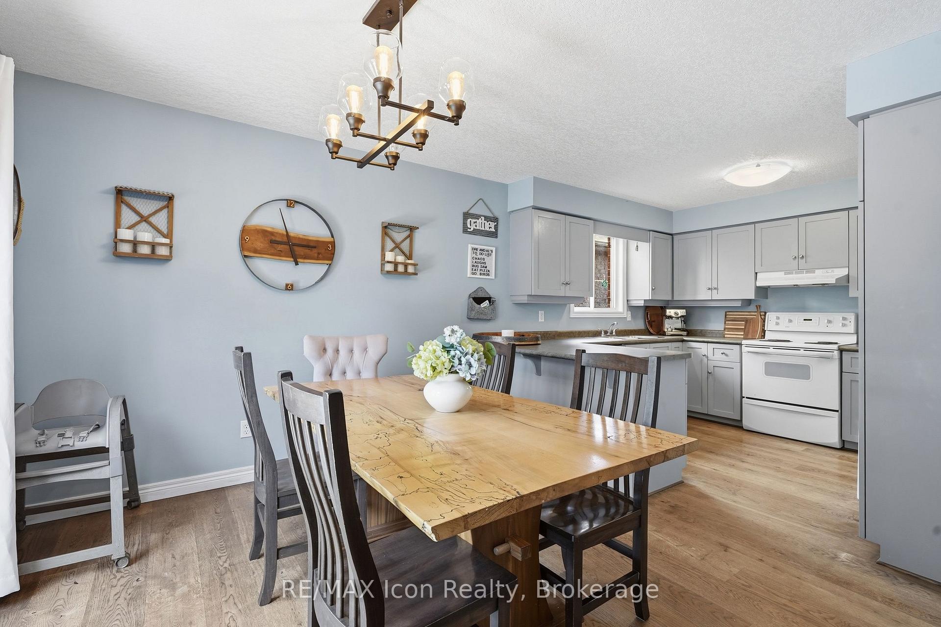 Photo 9 of 43 Moffatt Lane, Guelph, Clairfields/Hanlon Business Park — HOMEH