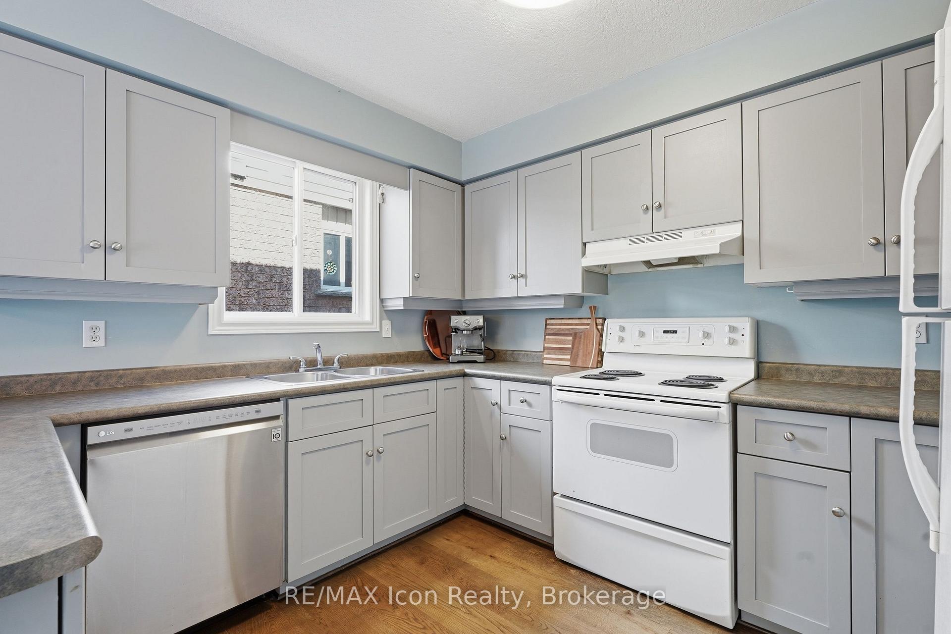 Photo 10 of 43 Moffatt Lane, Guelph, Clairfields/Hanlon Business Park — HOMEH