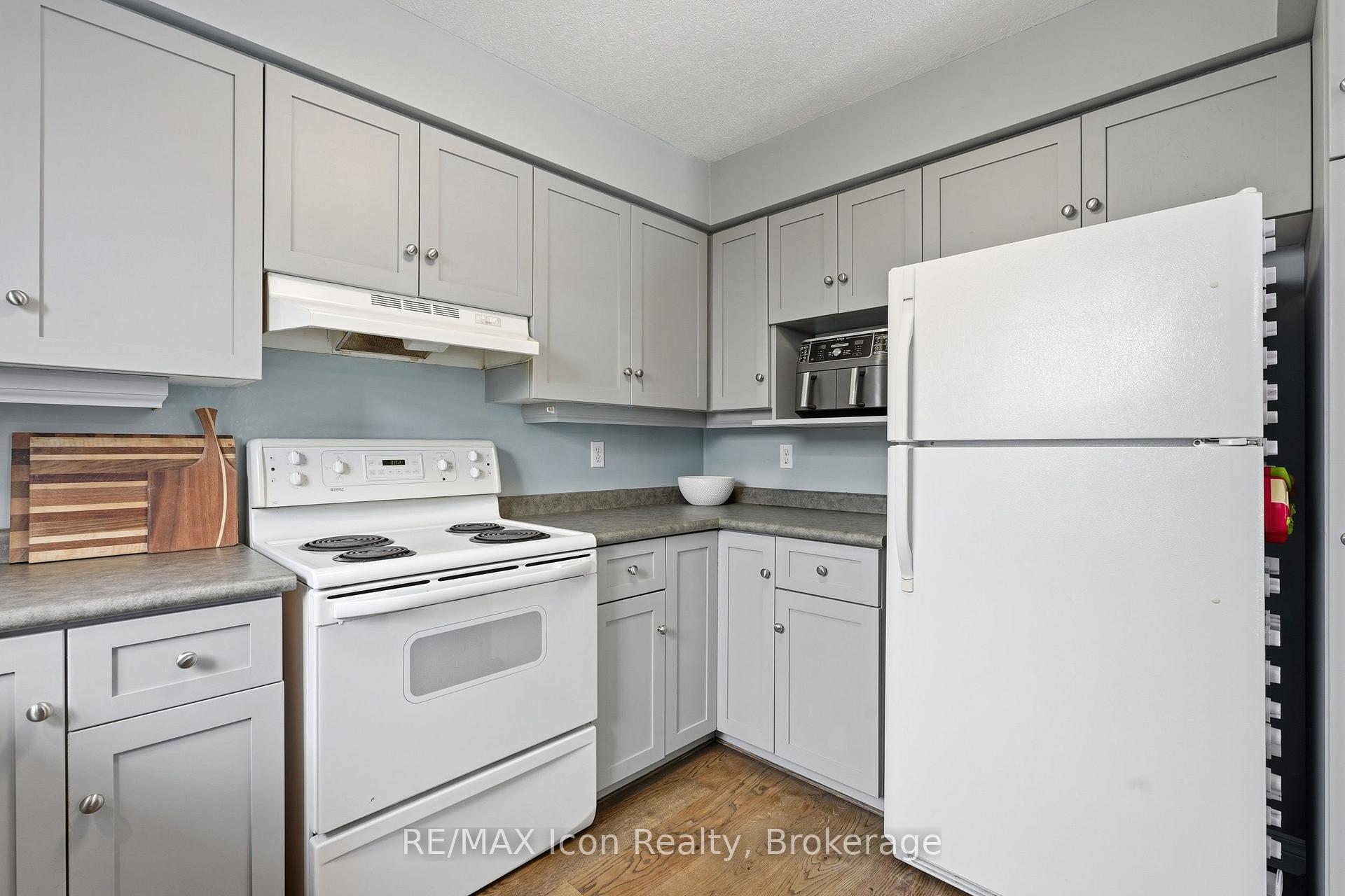 Photo 12 of 43 Moffatt Lane, Guelph, Clairfields/Hanlon Business Park — HOMEH