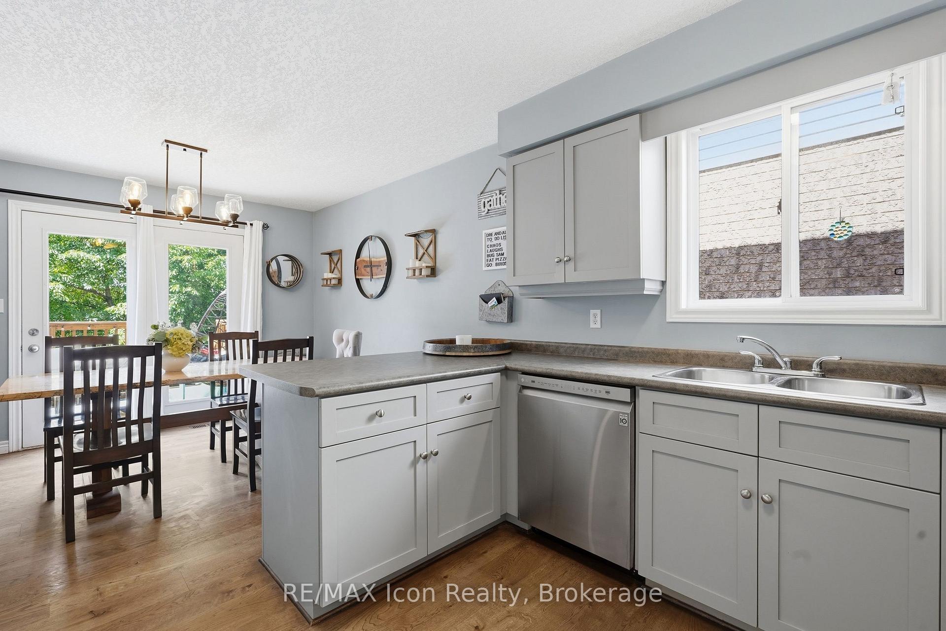 Photo 13 of 43 Moffatt Lane, Guelph, Clairfields/Hanlon Business Park — HOMEH
