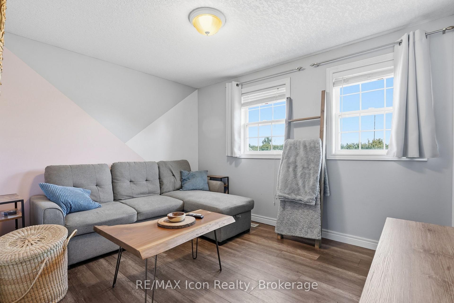 Photo 21 of 43 Moffatt Lane, Guelph, Clairfields/Hanlon Business Park — HOMEH