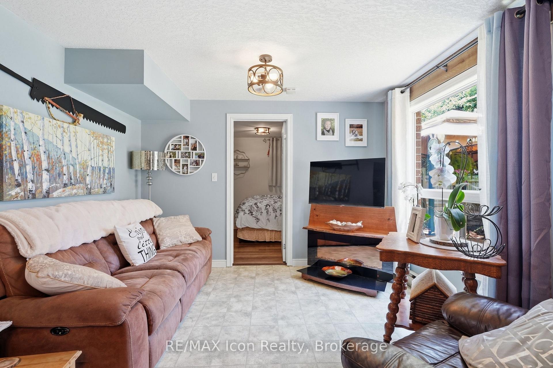 Photo 25 of 43 Moffatt Lane, Guelph, Clairfields/Hanlon Business Park — HOMEH