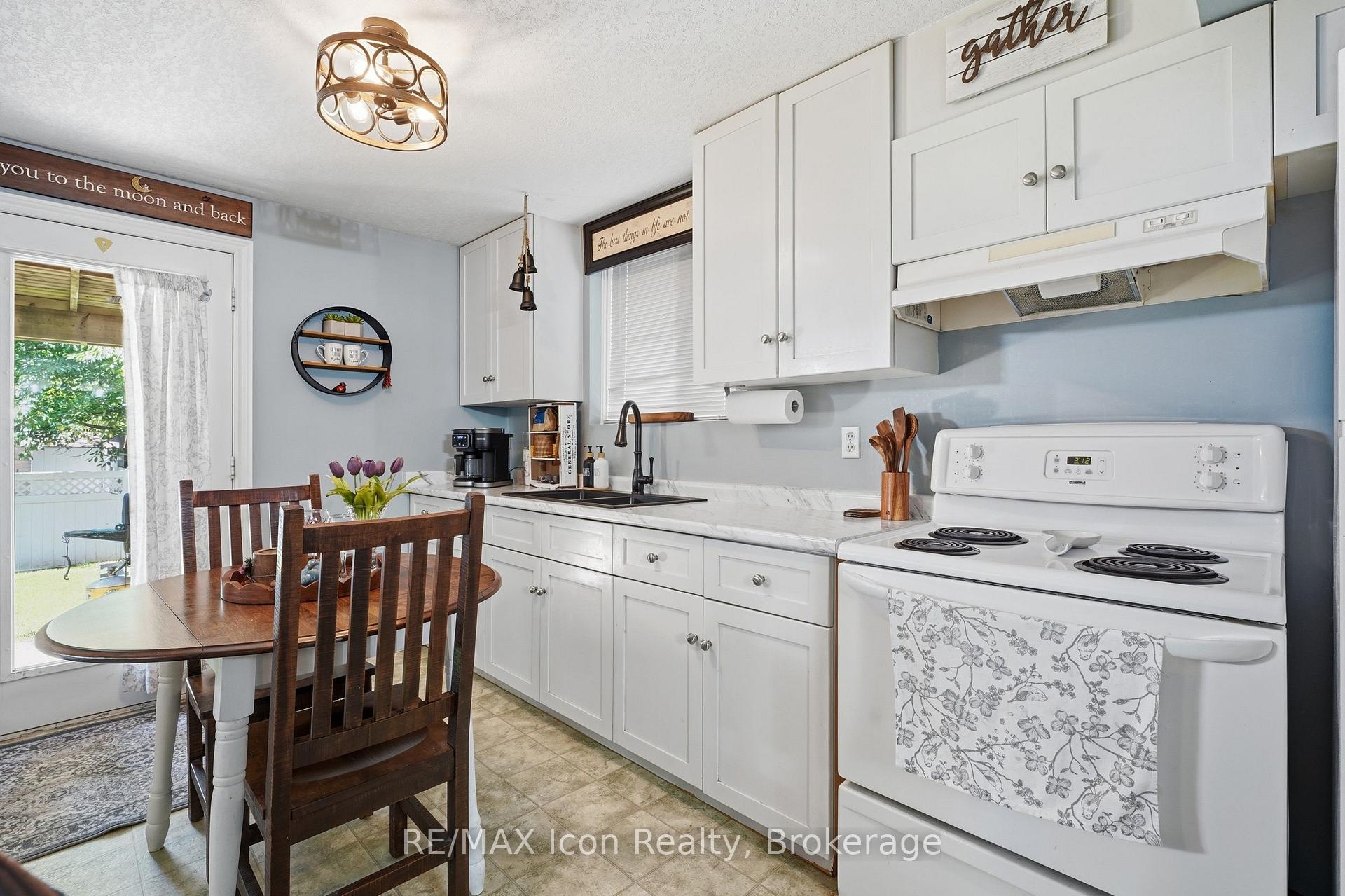 Photo 27 of 43 Moffatt Lane, Guelph, Clairfields/Hanlon Business Park — HOMEH