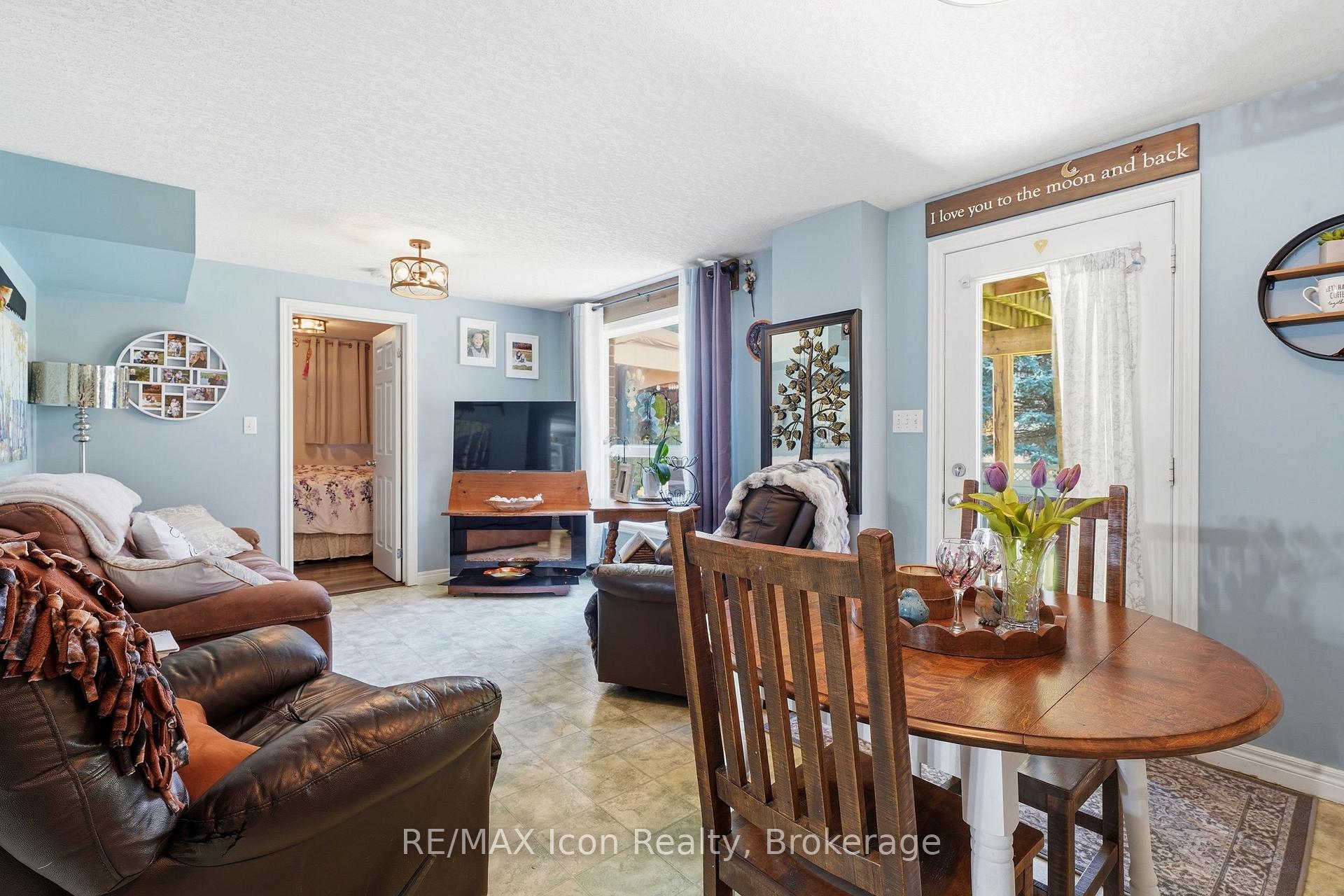 Photo 31 of 43 Moffatt Lane, Guelph, Clairfields/Hanlon Business Park — HOMEH