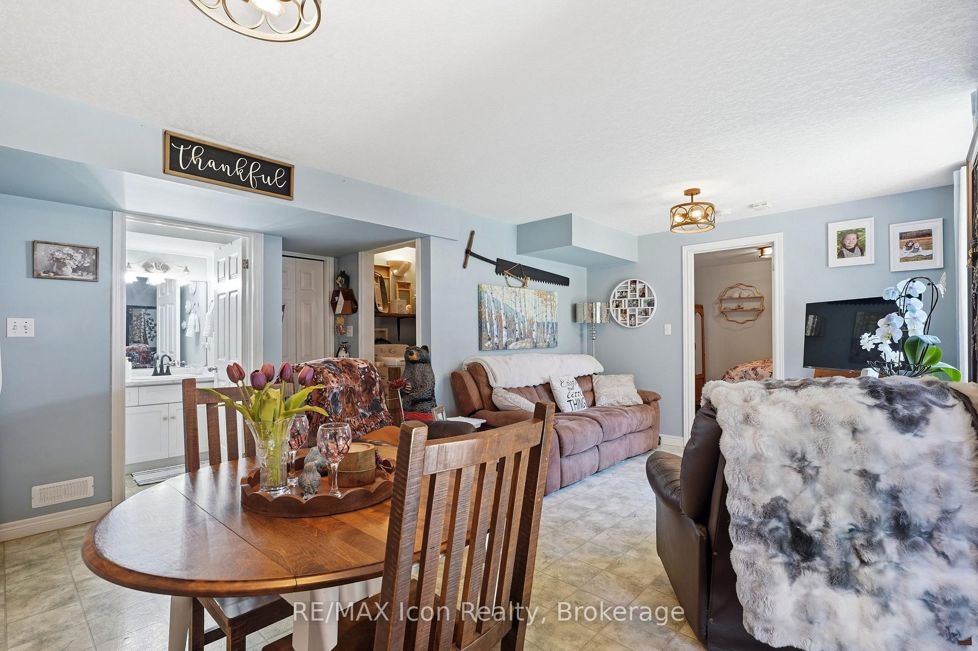 Photo 32 of 43 Moffatt Lane, Guelph, Clairfields/Hanlon Business Park — HOMEH