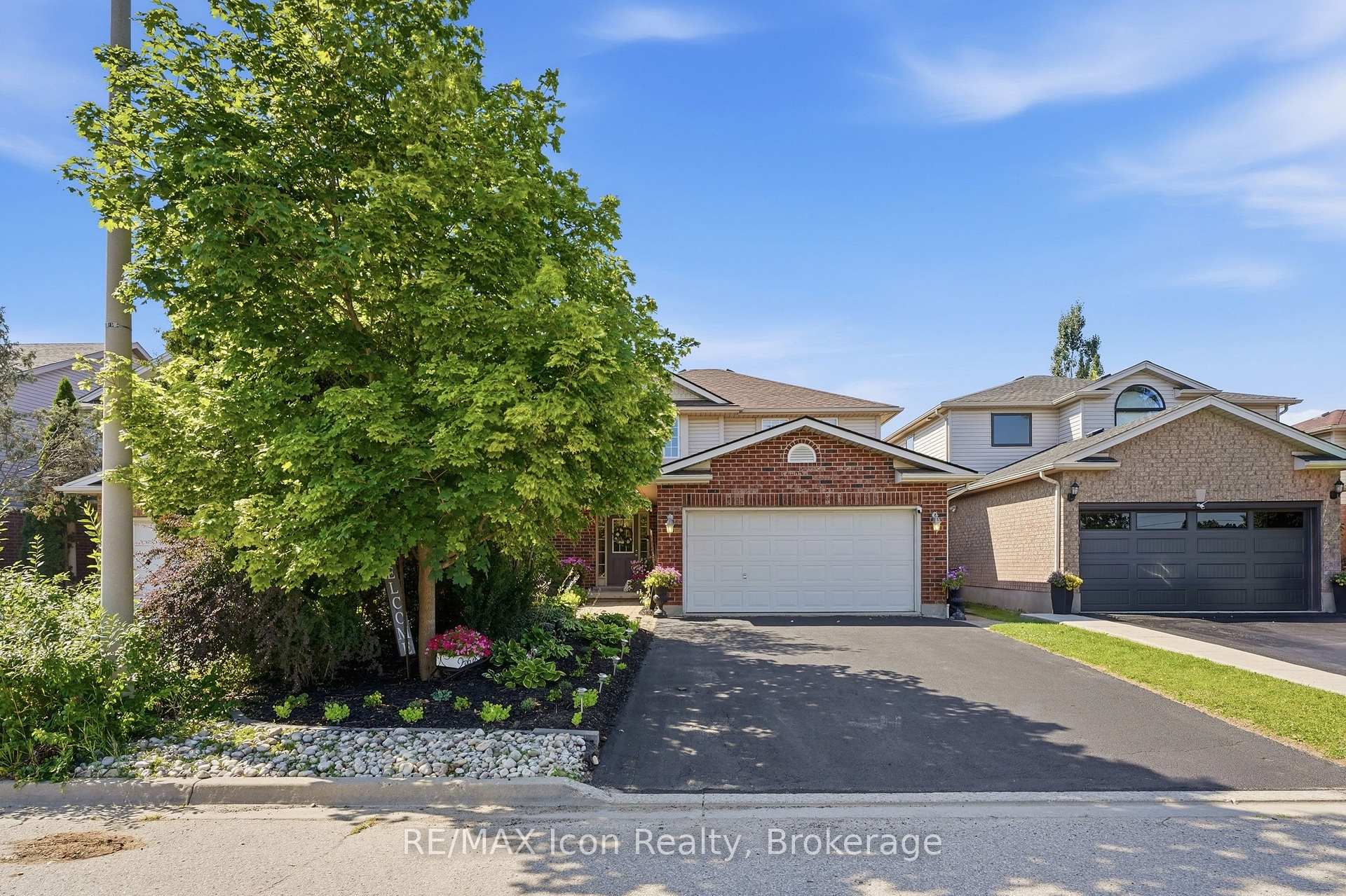 Photo 40 of 43 Moffatt Lane, Guelph, Clairfields/Hanlon Business Park — HOMEH