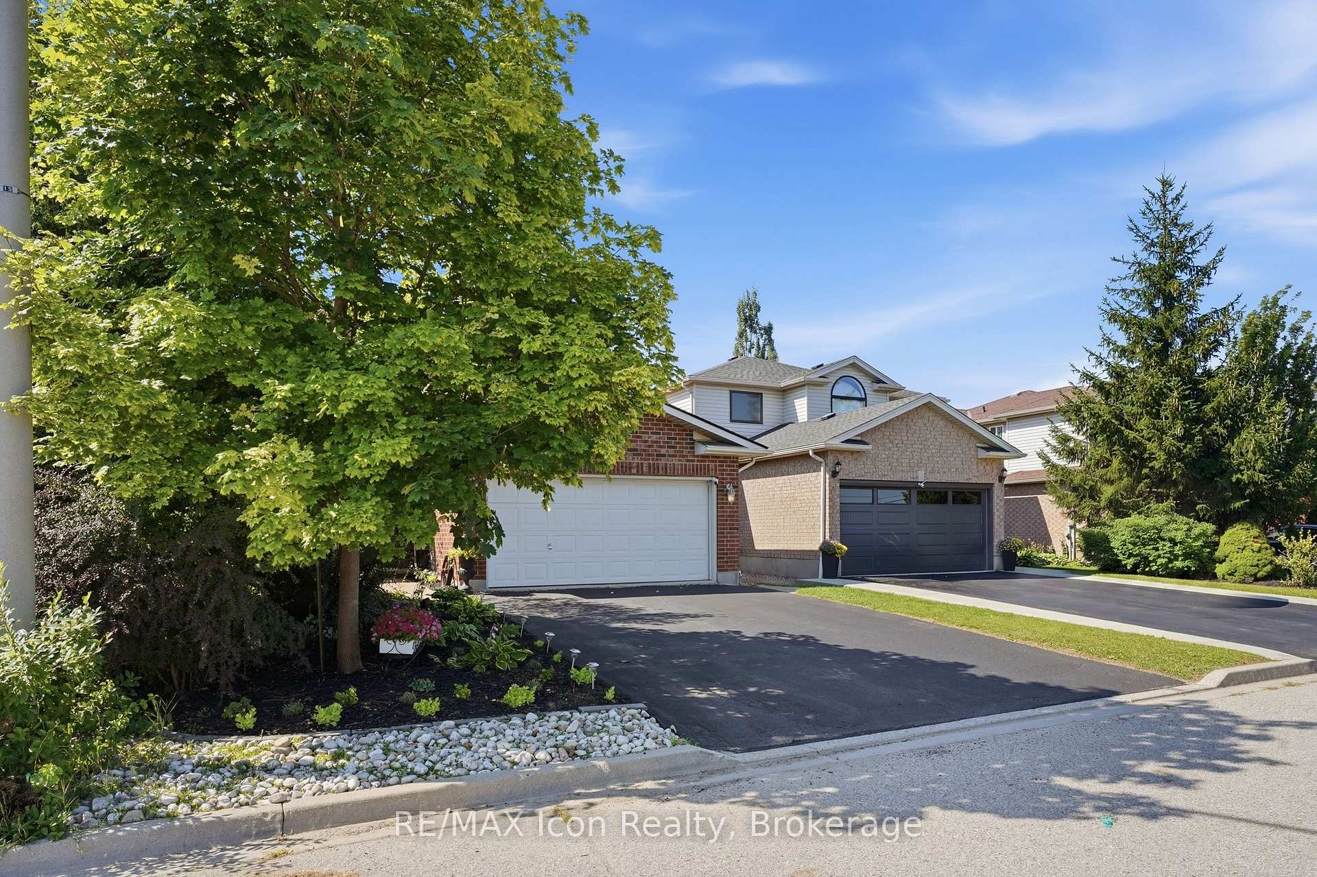 Photo 41 of 43 Moffatt Lane, Guelph, Clairfields/Hanlon Business Park — HOMEH