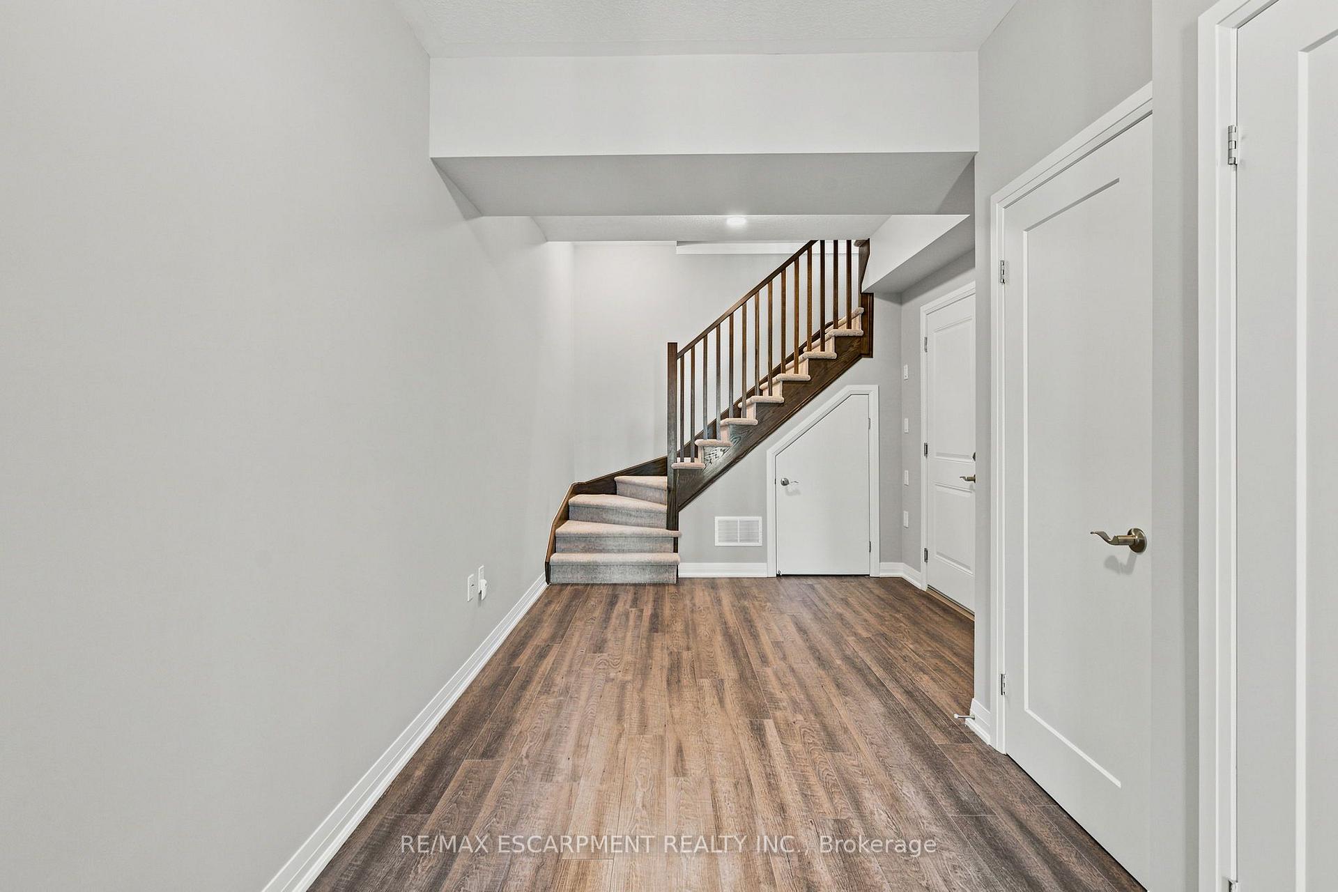 Photo 3 of 13 Aqua Lane, Hamilton, Rural Glanbrook — HOMEH