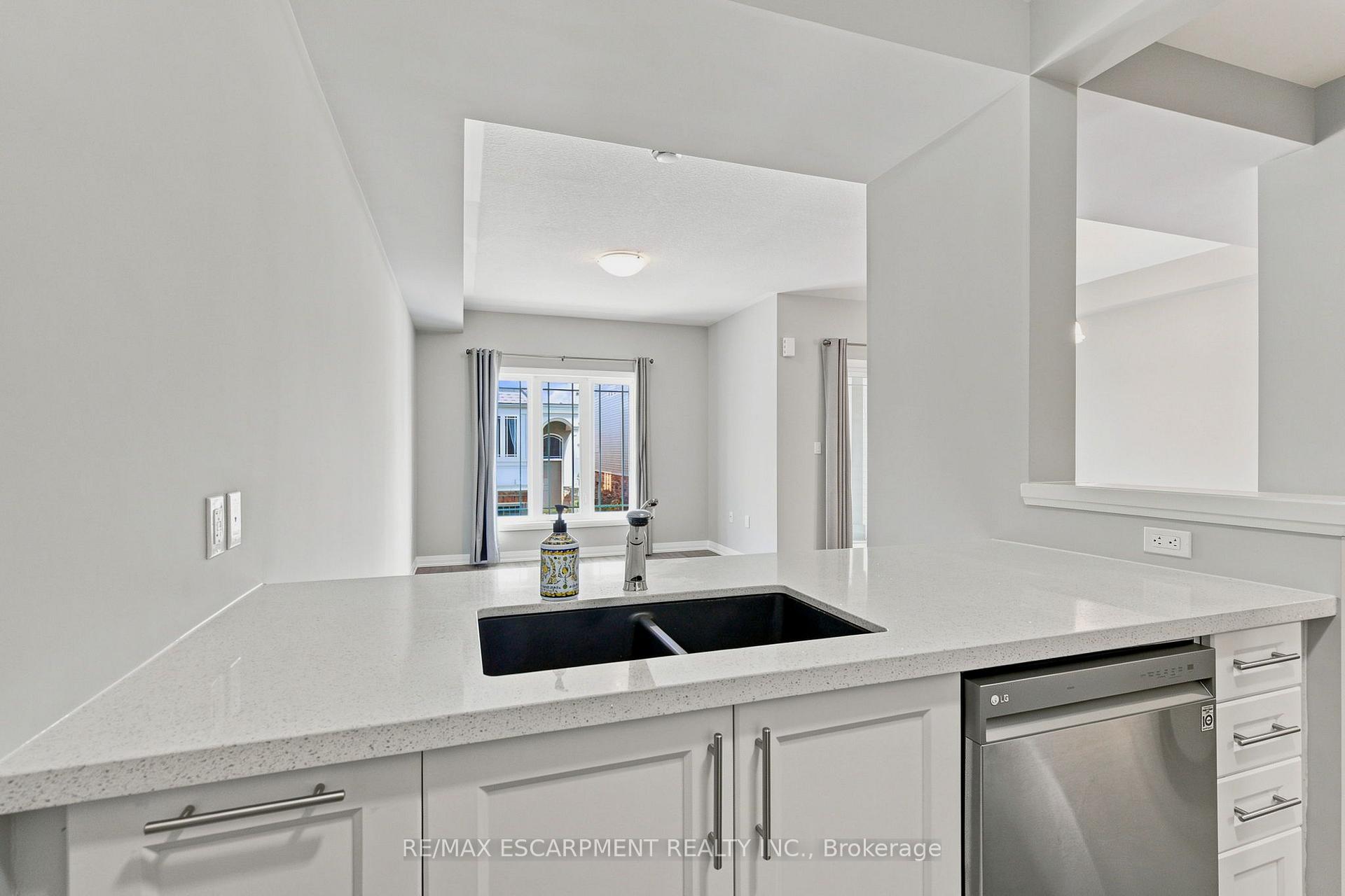 Photo 8 of 13 Aqua Lane, Hamilton, Rural Glanbrook — HOMEH