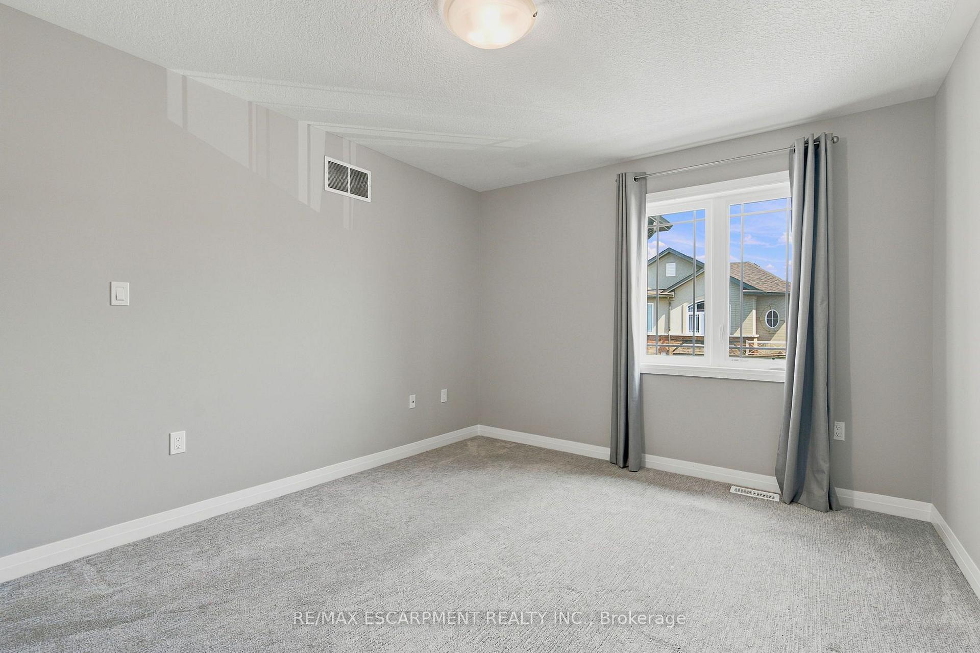 Photo 33 of 13 Aqua Lane, Hamilton, Rural Glanbrook — HOMEH