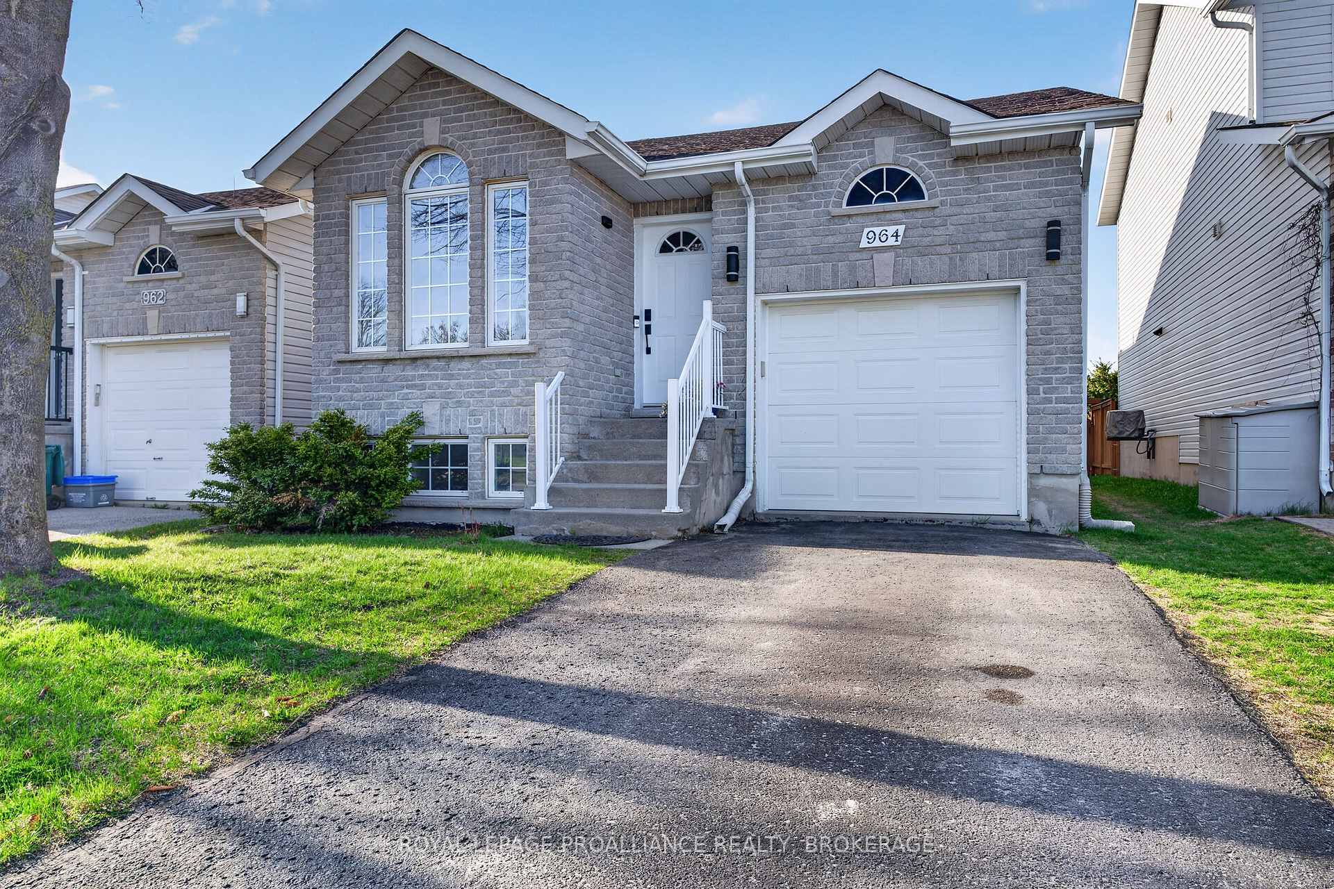 Photo 1 of 964 Rainbow Crescent, Kingston, Kingston East (Incl Barret Crt) — HOMEH