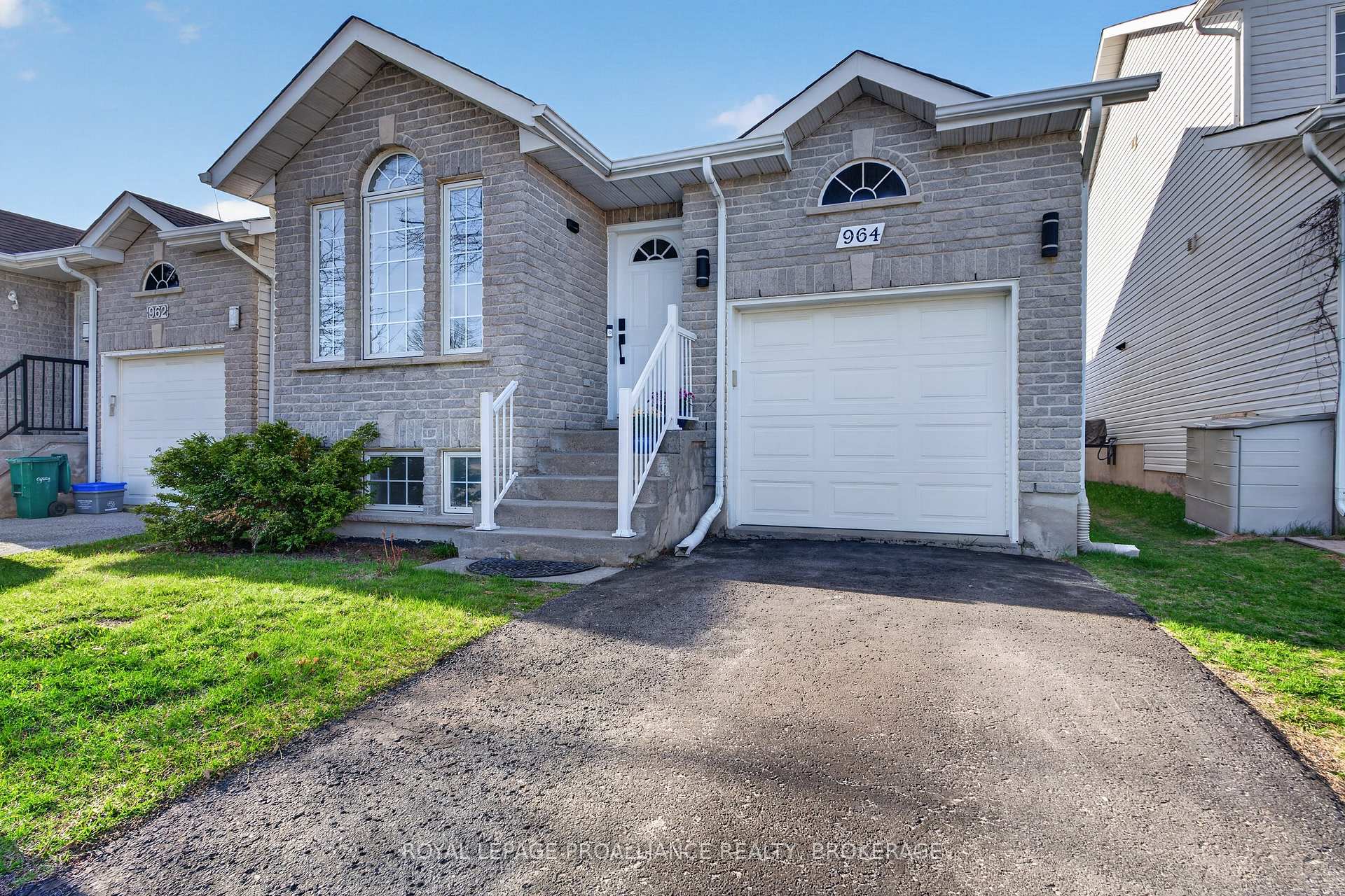 Photo 2 of 964 Rainbow Crescent, Kingston, Kingston East (Incl Barret Crt) — HOMEH