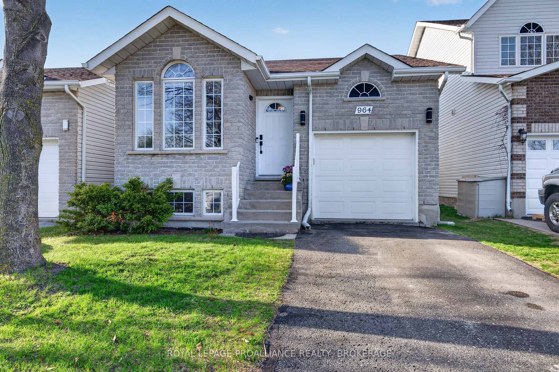 Photo 3 of 964 Rainbow Crescent, Kingston, Kingston East (Incl Barret Crt) — HOMEH