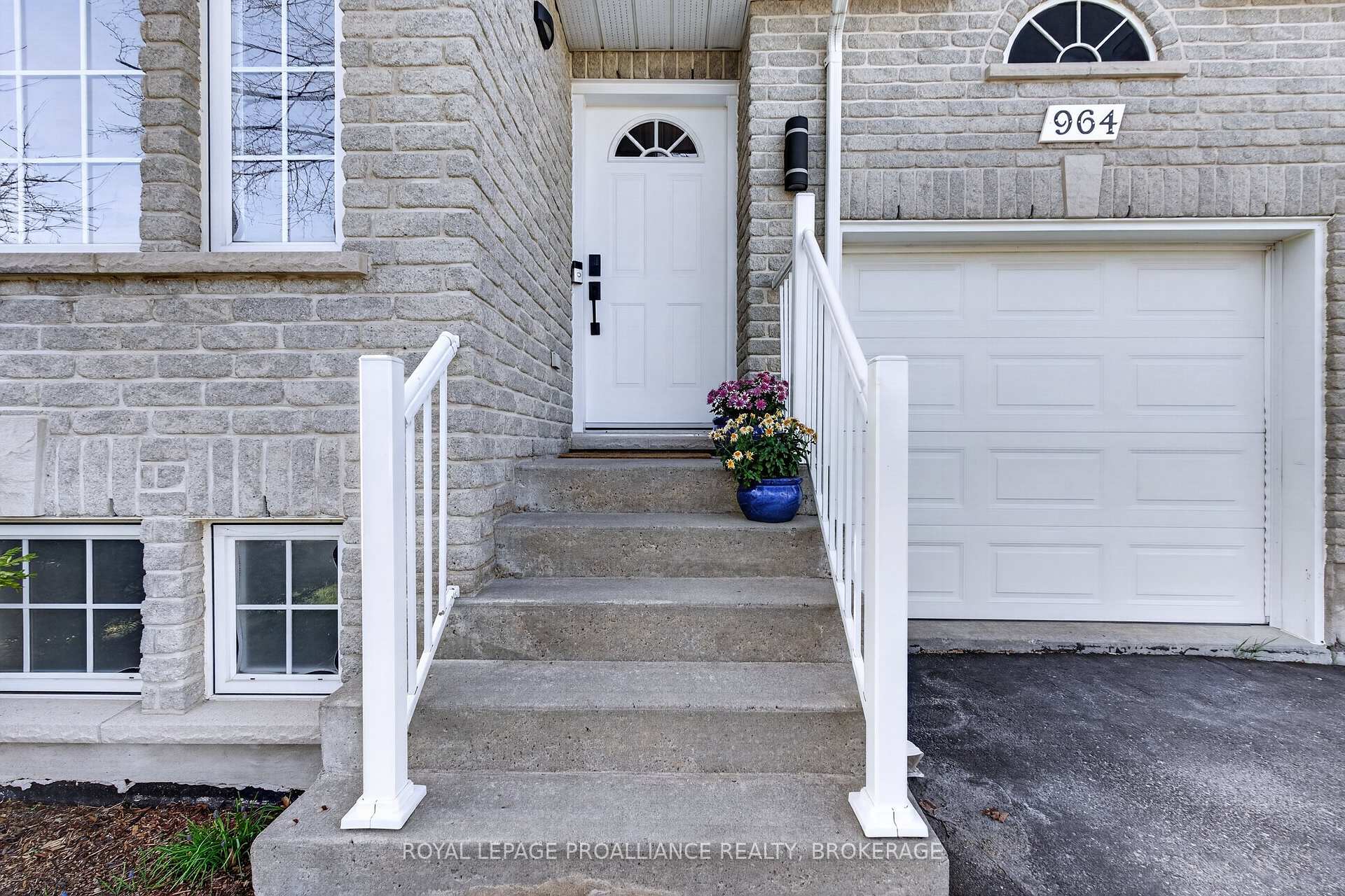 Photo 4 of 964 Rainbow Crescent, Kingston, Kingston East (Incl Barret Crt) — HOMEH