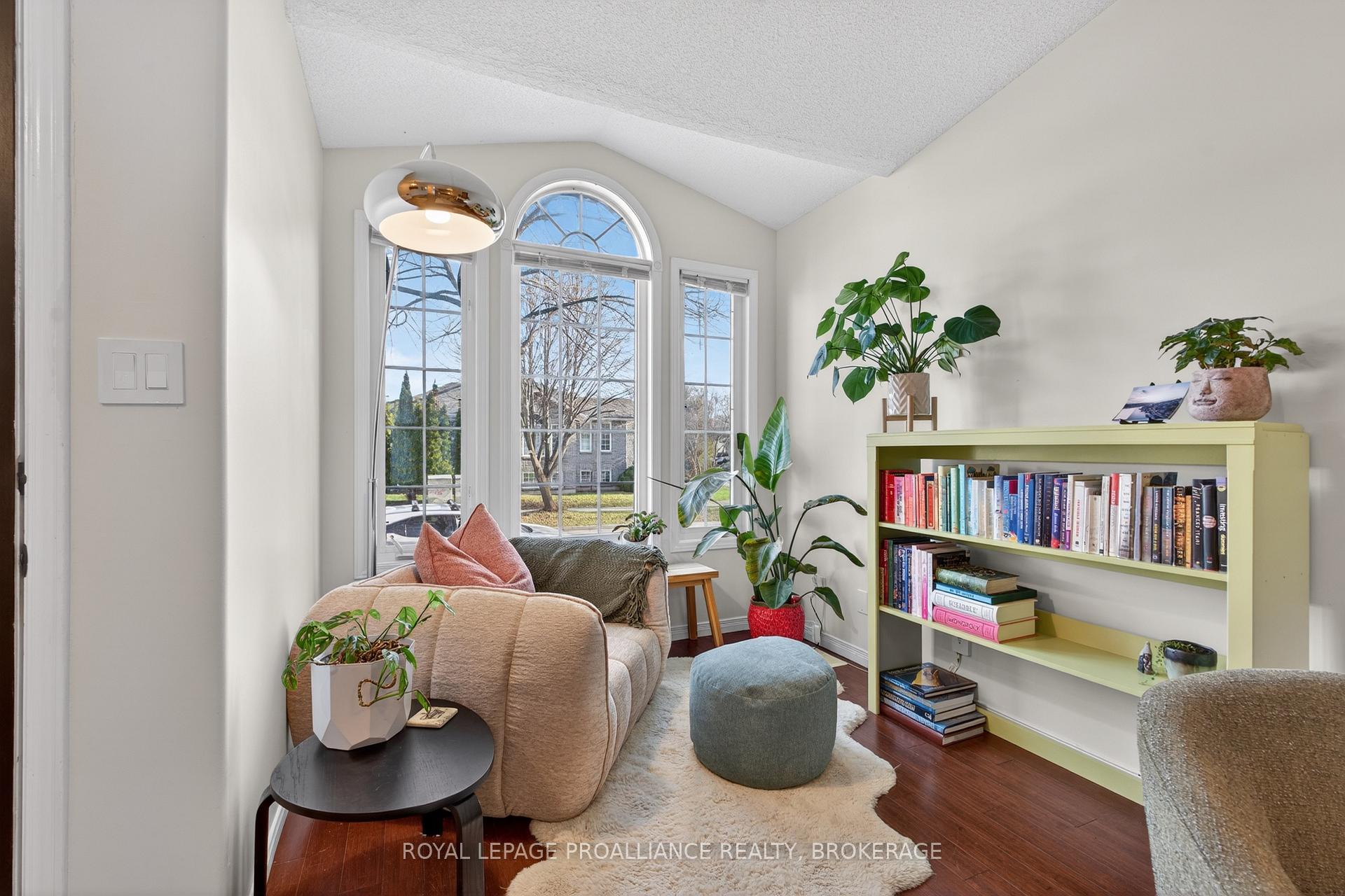 Photo 6 of 964 Rainbow Crescent, Kingston, Kingston East (Incl Barret Crt) — HOMEH