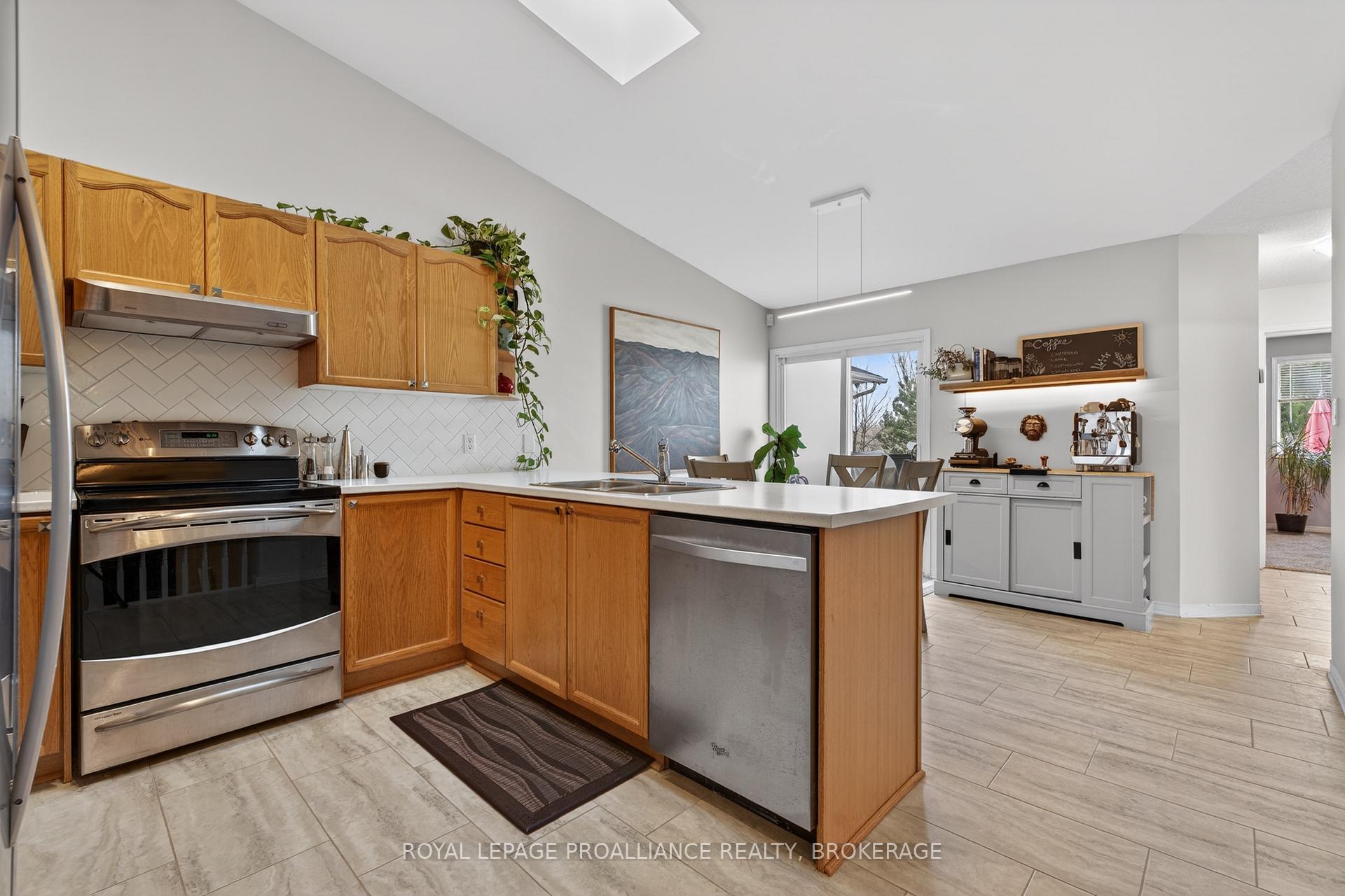 Photo 10 of 964 Rainbow Crescent, Kingston, Kingston East (Incl Barret Crt) — HOMEH