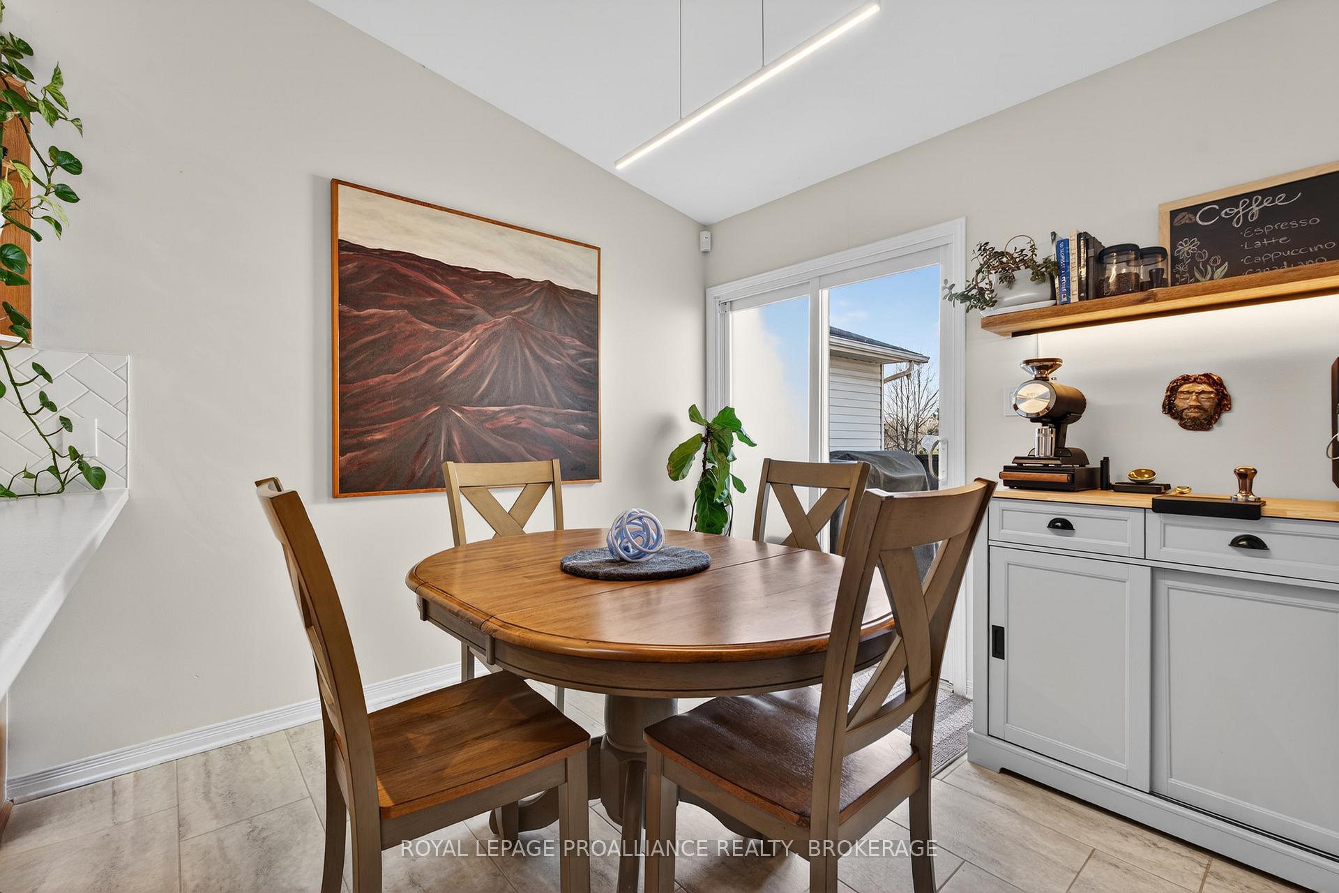 Photo 11 of 964 Rainbow Crescent, Kingston, Kingston East (Incl Barret Crt) — HOMEH