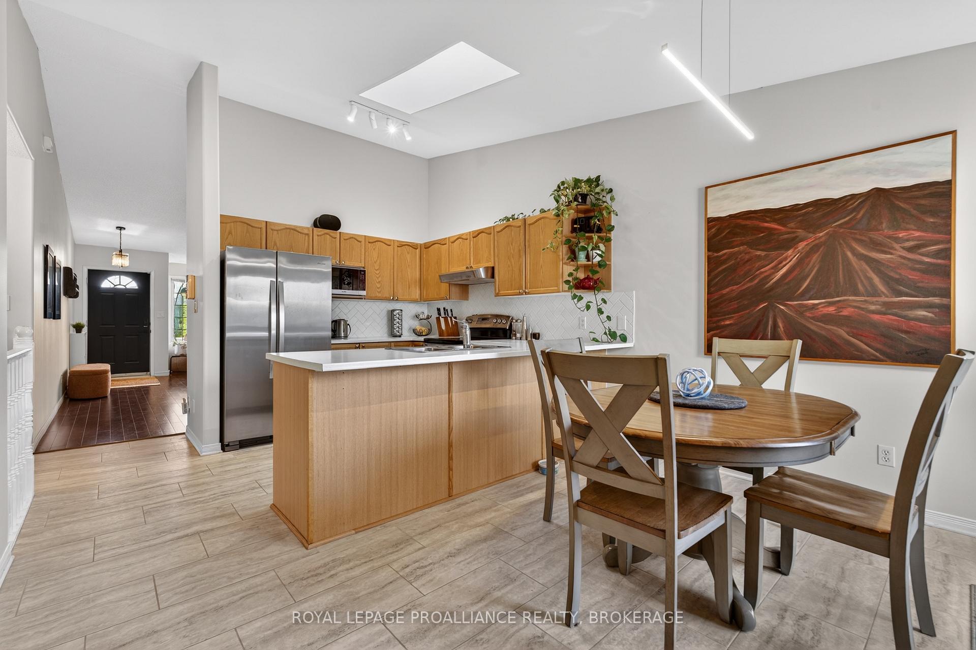 Photo 12 of 964 Rainbow Crescent, Kingston, Kingston East (Incl Barret Crt) — HOMEH