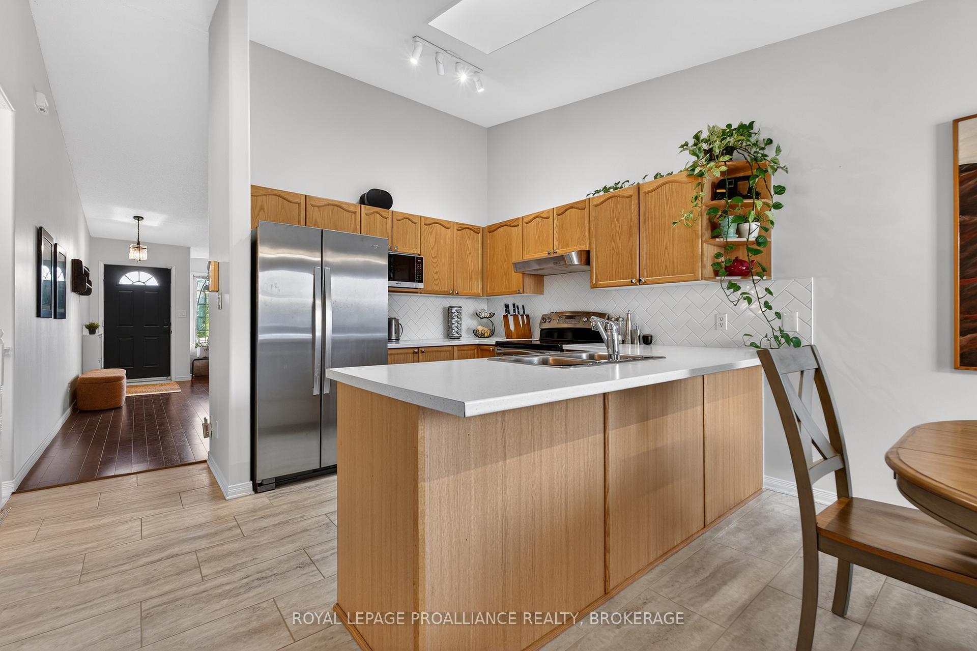 Photo 14 of 964 Rainbow Crescent, Kingston, Kingston East (Incl Barret Crt) — HOMEH
