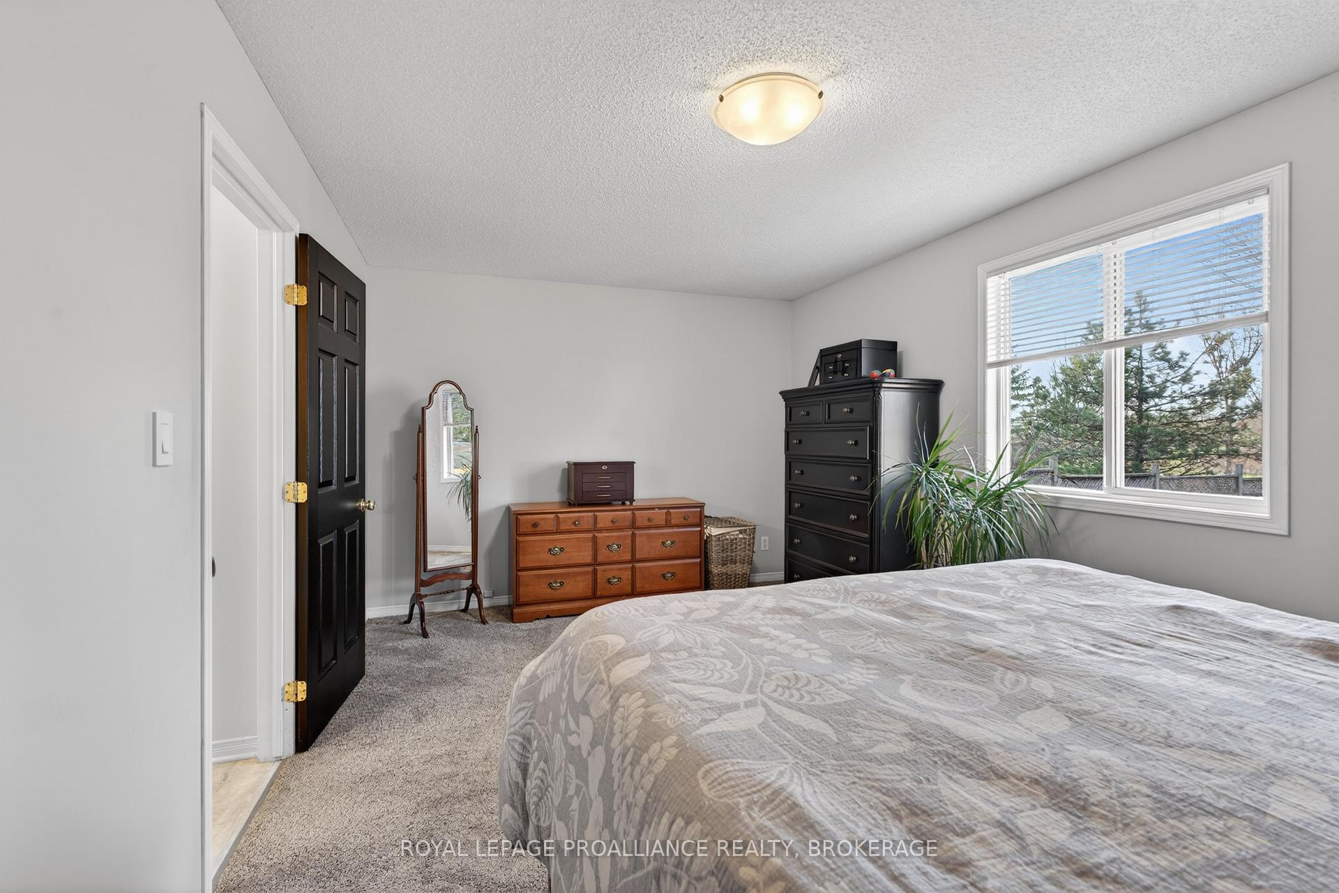 Photo 17 of 964 Rainbow Crescent, Kingston, Kingston East (Incl Barret Crt) — HOMEH