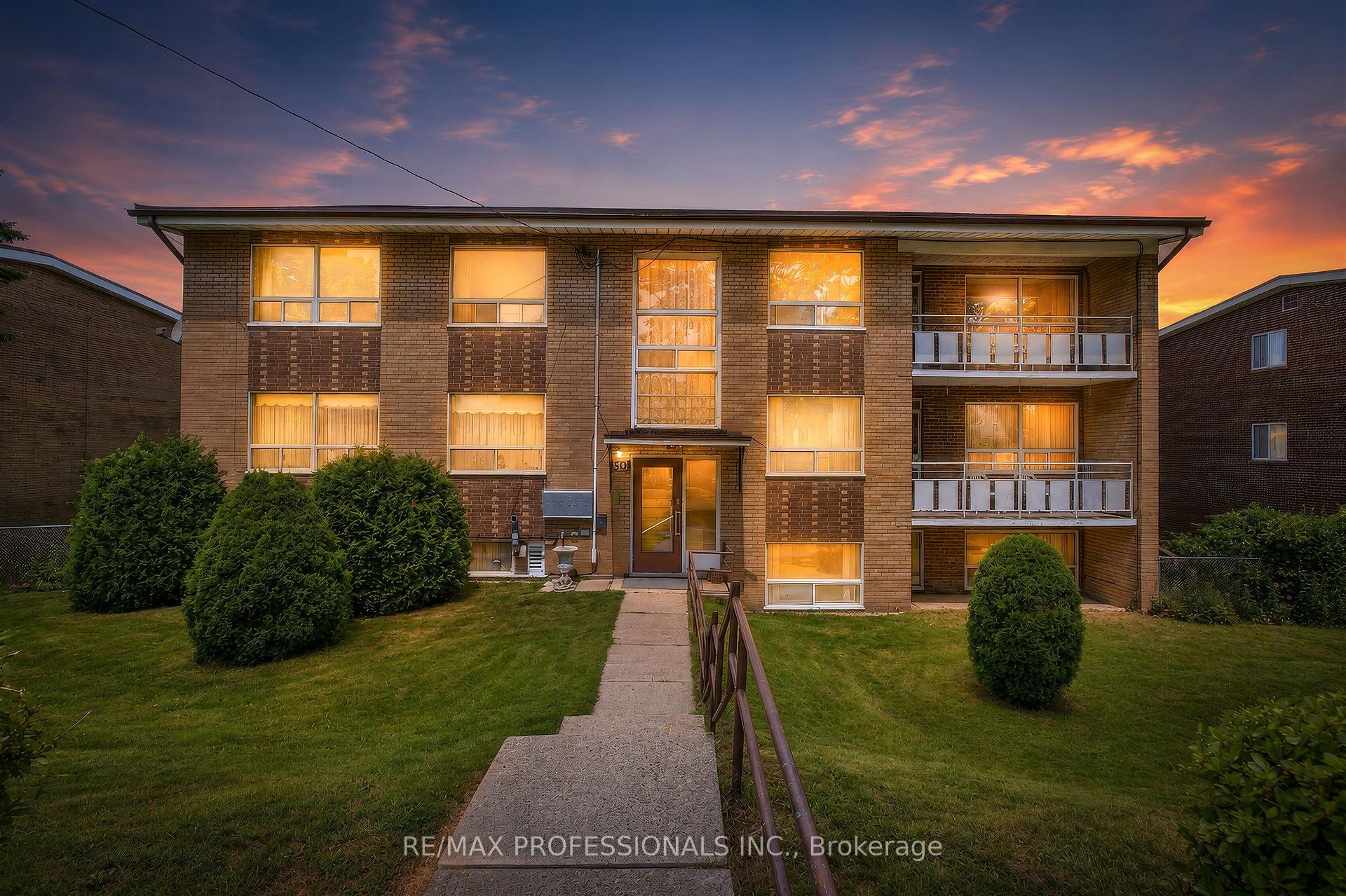 Photo 3 of 50 Waniska Avenue, Etobicoke, Stonegate-Queensway — HOMEH