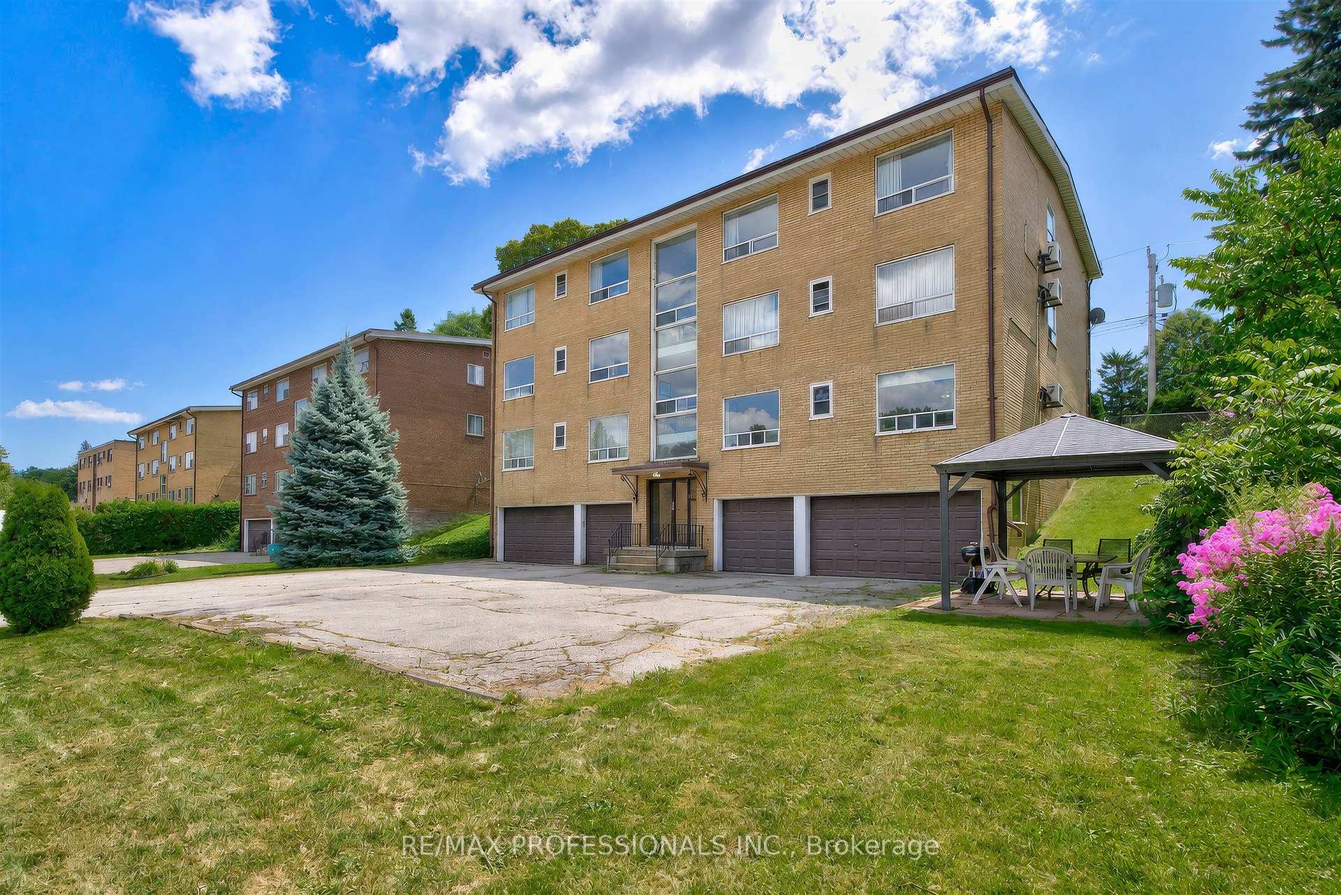 Photo 4 of 50 Waniska Avenue, Etobicoke, Stonegate-Queensway — HOMEH