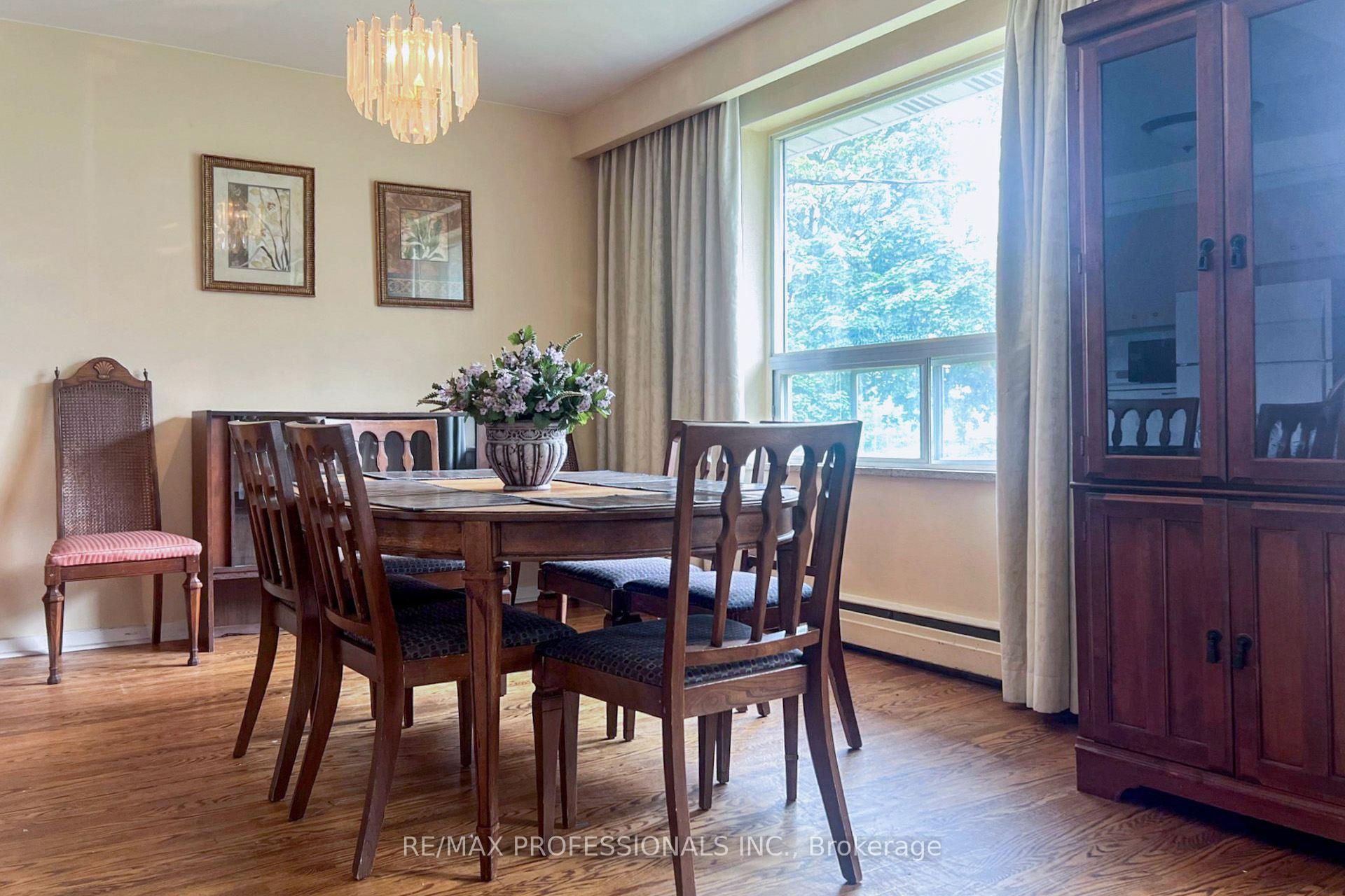 Photo 12 of 50 Waniska Avenue, Etobicoke, Stonegate-Queensway — HOMEH