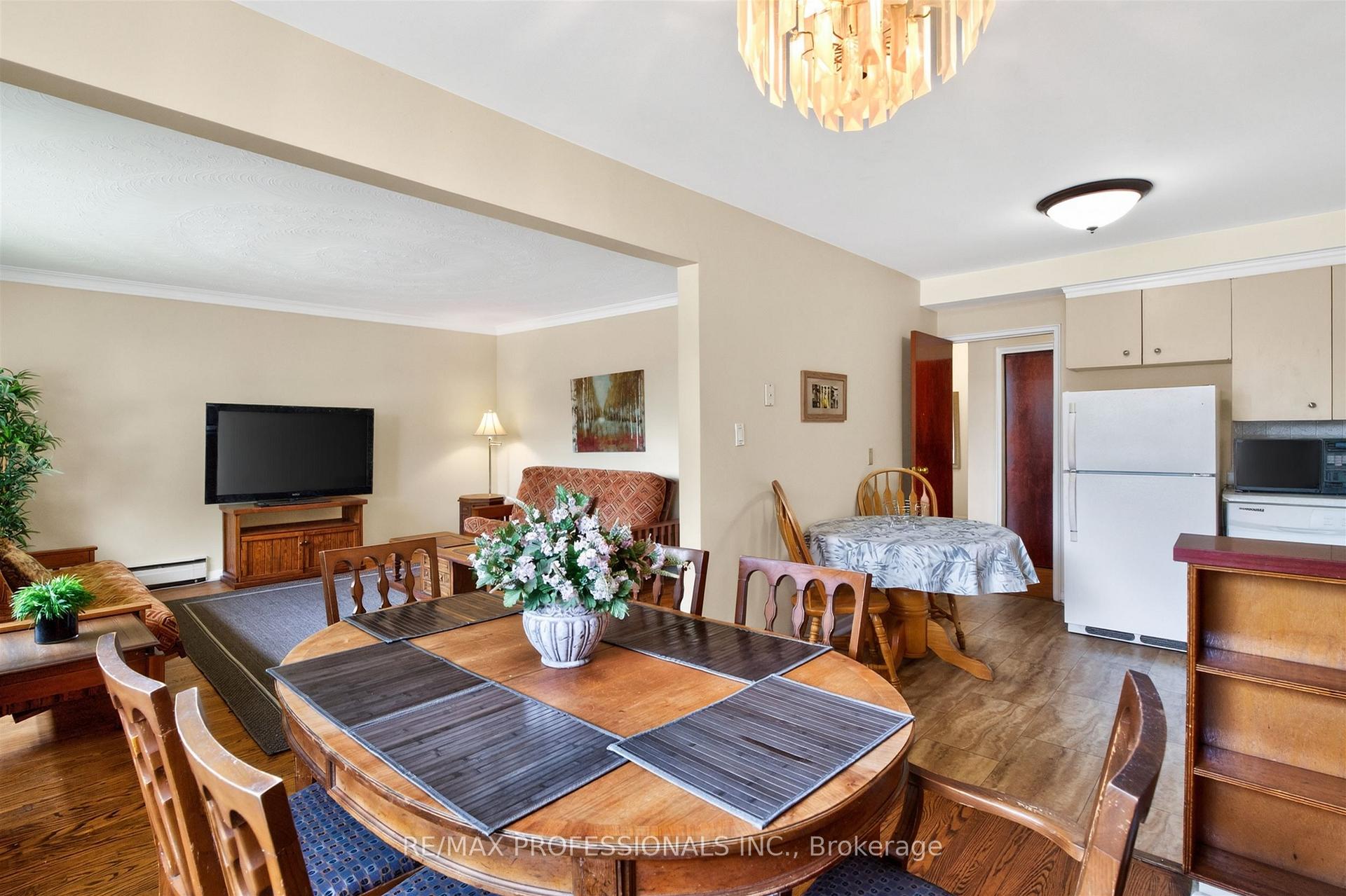 Photo 13 of 50 Waniska Avenue, Etobicoke, Stonegate-Queensway — HOMEH