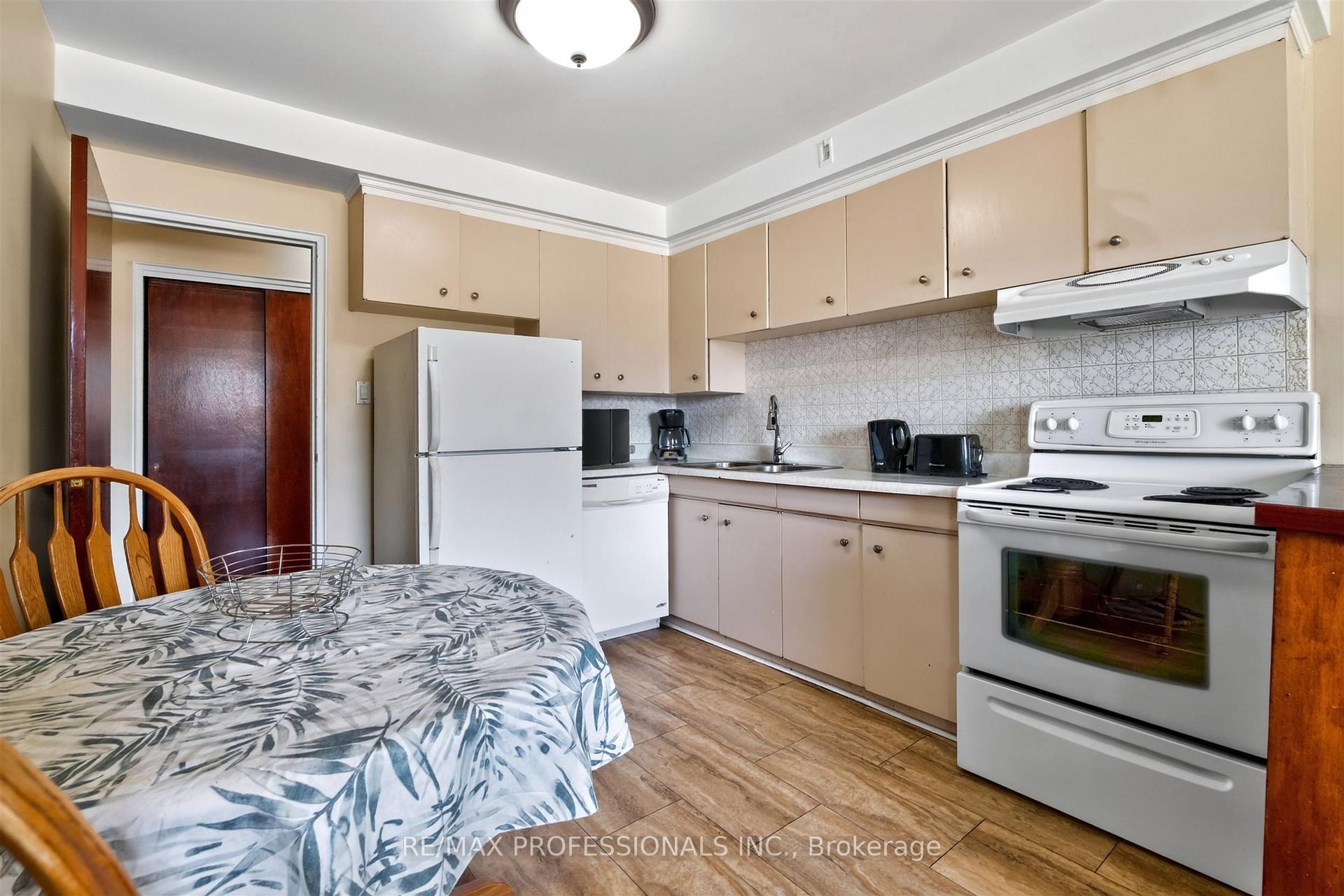 Photo 14 of 50 Waniska Avenue, Etobicoke, Stonegate-Queensway — HOMEH