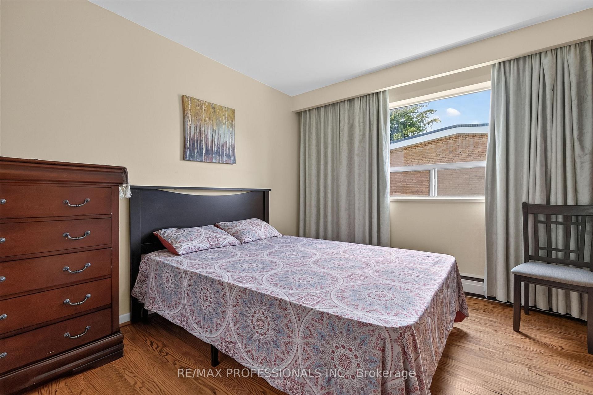 Photo 15 of 50 Waniska Avenue, Etobicoke, Stonegate-Queensway — HOMEH
