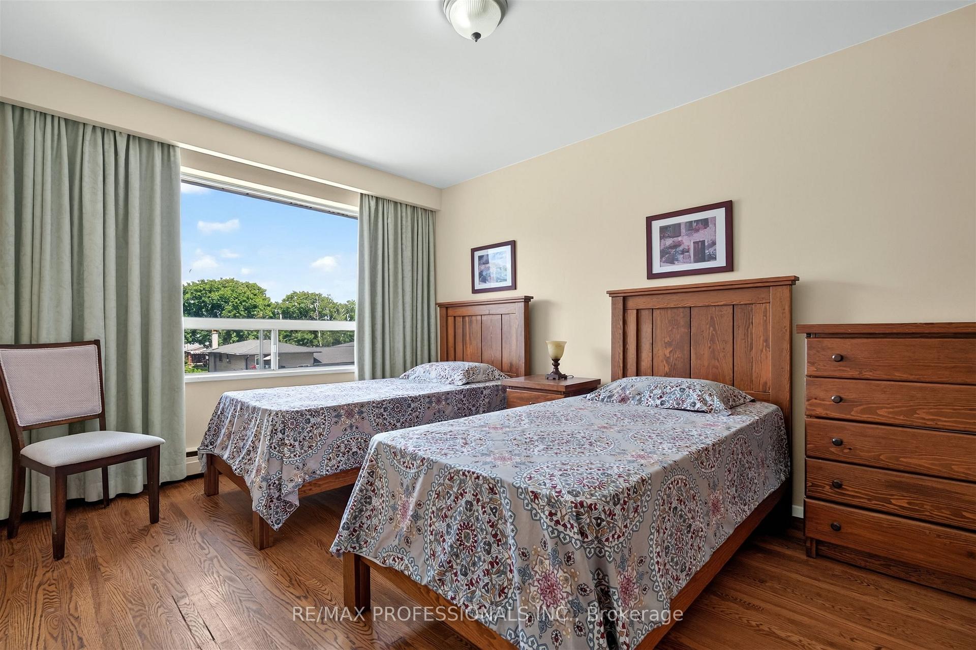 Photo 17 of 50 Waniska Avenue, Etobicoke, Stonegate-Queensway — HOMEH